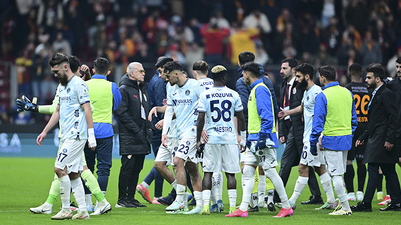 Ebru Kılıçoğlu - Cumhuriyet: Bir adamın kişisel egosu, ‘Ben takımımı koruyorum’ adlı takım elbisesini giyip, kimseye, taraftarına, sahada ter döken futbolcusuna, emeğe bakmadan ‘çıkın sahadan’ diyor. Yapı işte tam da bu ego. Herkeste bolca var maşallah. Ama o kendi aralarında tepişen fillerin altında ezilen çimlerde hal kalmadı. O egoların bundan haberi var mı? Varsa umurlarında olacak mı acaba?