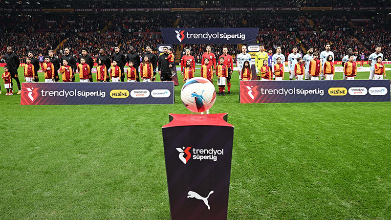 Osman Şenher - Milliyet: Hakem Oğuzhan Çakır Galatasaray’ın istemediği bir hakem. VAR’da Danimarkalı bir hakem oturuyor. Konuk ekip madem ki çekilecek ve penaltıya itirazı var, neden yaklaşık 20 dakika bunun için bekledi. Maç o ana kadar tek kale oynanıyordu. Demirspor’un karşı kaleye bir tek şutu yoktu. Acaba karşılaşmayı çok farklı kaybedeceklerini anladıkları için mi sahadan çekildiler? Yahut Demirspor’u yönetenler bir senaryo mu yazdılar? O senaryoyu mu uyguladılar? 