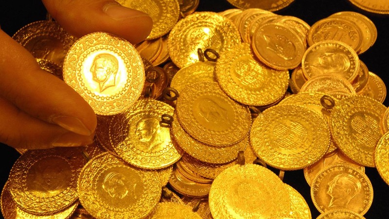  Ons ve gram tarafında kırılmadık rekor bırakmayan altın çarşamba gününe sınırlı da olsa düşüşle başladı. Serbest piyasada gram altın 3.345,19 TL'den işlem görüyor.   2003 yılında asgari ücretle yaklaşık 2,5 Cumhuriyet altını alınabilirken, bugün aynı ücretle bir adet Cumhuriyet altını dahi alınamıyor. 