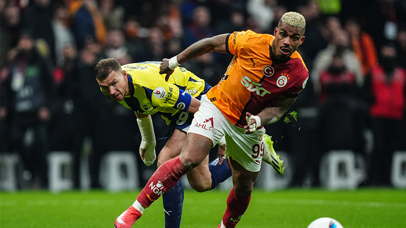 Ali Gültiken - Sabah: Galatasaray zaten 6 puan farkla maça başladı. Bu maçın berabere bitmesiyle beraber ikili averajda da öne geçti. Bu da 7 puan demek. O yüzden G.Saray'da Okan Hoca'nın seçtiği bu oyunu normal karşılamak lazım. Şampiyonluktaki en önemli rakiple puan farkına bir de averaj üstünlüğünü ilave ettiğinde gecenin kazananı olarak devam etti. F.Bahçe açısından da kaybetmeden hâlâ yarışın içinde olması önemliydi.