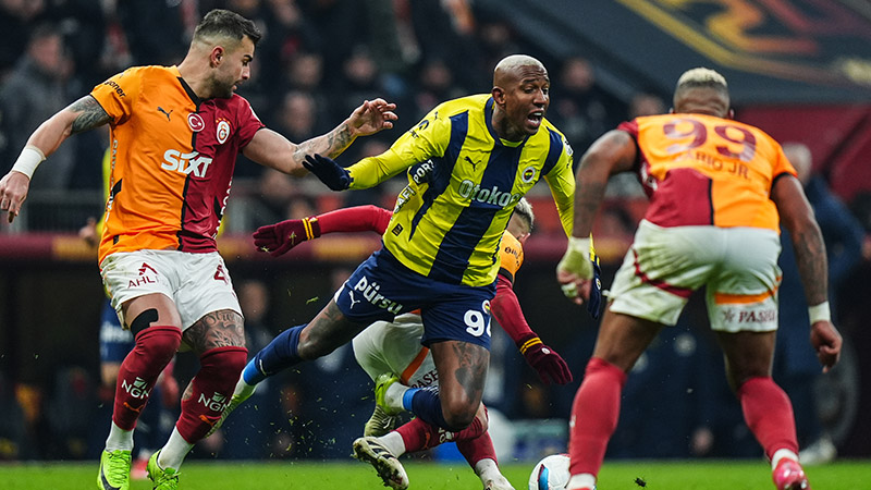 Attila Gökçe - Milliyet: Golsüz, şutsuz, kornersiz… Ofsaytsız ruhsuz ve heyecansız bir ilk yarı izledik. Uzun lig maratonunda kupaların çeyrek ve yarı final eşleşmelerindeki “erken final” kavramını andıran maçta mücadele vardı. Oyun yoktu. Aylardır bu maçı bekleyen taraftar grupları da hayal kırıklığına uğradılar.