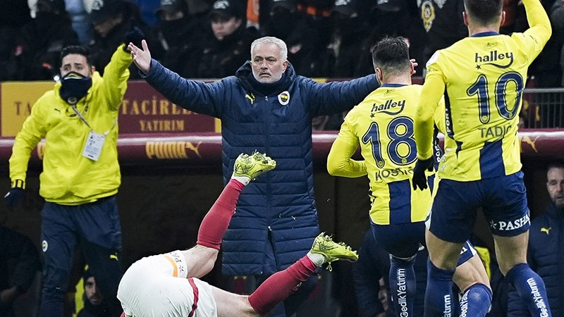 İngiliz Metro Gazetesi: Galatasaray, Jose Mourinho'nun 'ırkçı' ifadeleri nedeniyle suç duyurusunda bulundu | Galatasaray, Fenerbahçe Teknik Direktörü Jose Mourinho'nun oynanan derbi maçının ardından yaptığı 'ırkçı' ifadeler nedeniyle Mourinho'yu UEFA ve FIFA'ya şikayet edeceğini duyurdu.  Mourinho, hakem Slavko Vincic'in iyi bir maç yönettiğini söylerken, Galatasaray cephesinin itirazları için 'Hakemin başına maymun gibi zıpladılar' dedi.