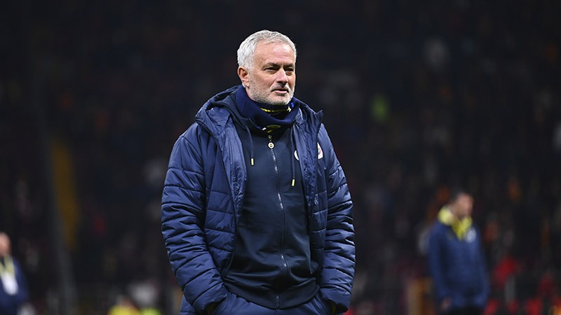 Goal.com: Galatasaray'ın, Fenerbahçe maçından sonra ırkçı yorumları ve 'insanlık dışı söylemleri' nedeniyle Jose Mourinho'ya karşı cezai işlem başlatmasıyla Türkiye'de kaos yaşandı | Galatasaray, Fenerbahçe Teknik Direktörü Jose Mourinho'ya derbi sonrası yaptığı "insanlık dışı söylemler" ve ırkçı ifadeler nedeniyle dava açmayı planlıyor. 