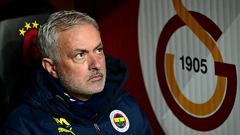 ESPN: Galatasaray, Jose Mourinho'yu 'ırkçı açıklamalar' nedeniyle FIFA ve UEFA'ya şikayet edecek | Süper Lig lideri Galatasaray, Fenerbahçe Teknik Direktörü Jose Mourinho hakkında "ırkçı açıklamalar" yaptığı gerekçesiyle "cezai işlem başlatacaklarını" ve Mourinho'yu FIFA ve UEFA'ya bildireceklerini duyurdu. Bu karar, iki takımın pazartesi gecesi İstanbul'da oynanan ve gergin geçen lig maçında 0-0 berabere kalmasının ardından geldi. Mourinho, hakemlik için Türk olmayan birinin atanmasını memnuniyetle karşıladığını söylerken, Slovenyalı Slavko Vinčić'i övdü. Mourinho, maç sonrası düzenlediği basın toplantısında, "Hakemin performansı üst düzeydi. Sadece bu ülkeden değil, yurtdışından da herkes büyük bir futbol maçı izliyordu. Sanırım bundan sorumlu olan kişi hakemdi” diye konuştu. 