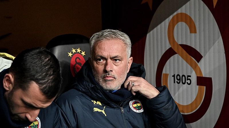 Fenerbahçe Teknik Direktörü Jose Mourinho, Galatasaray derbisi sonrası sert açıklamalarıyla gündeme geldi. 