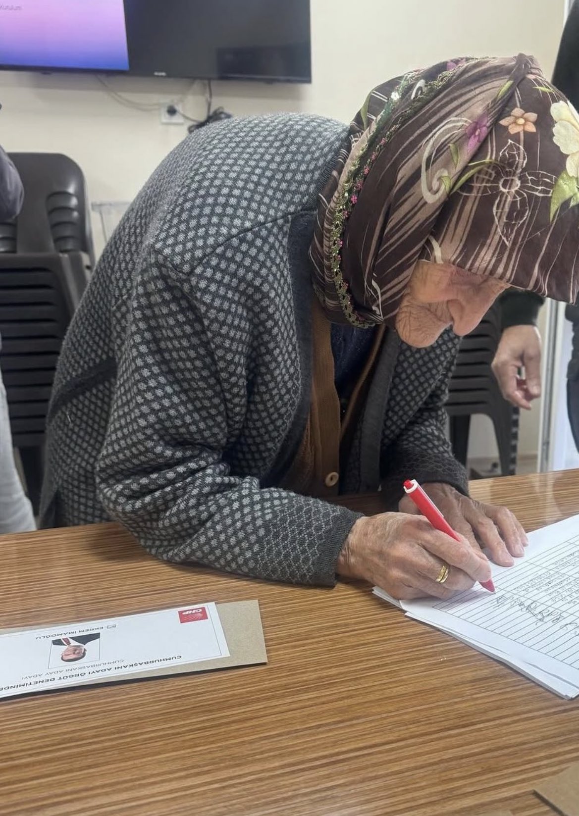 Oy kullanılan birçok yerde uzun kuyruklar oluştu.