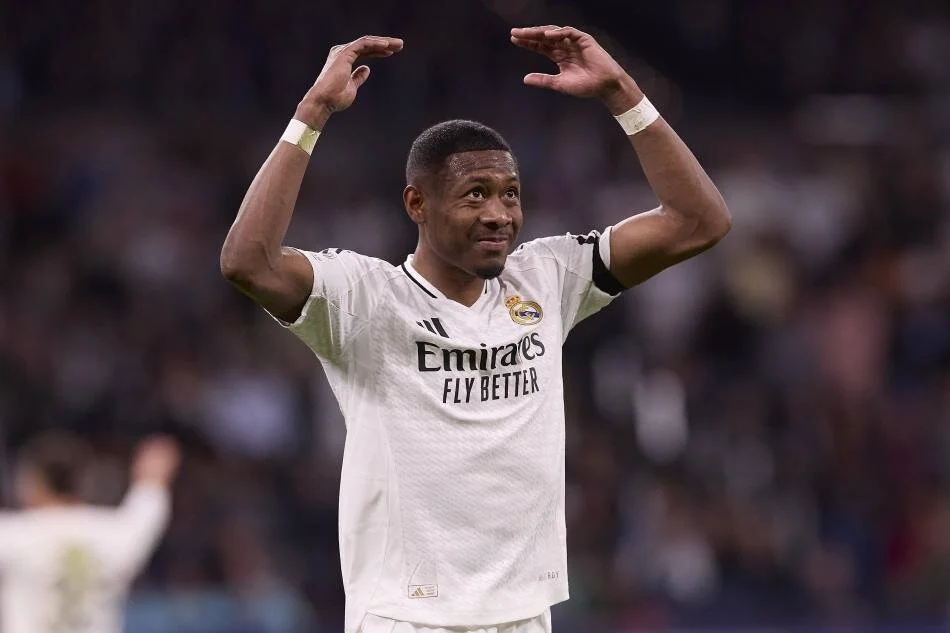 Ancak bu hamlenin önünde önemli bir engel var. Real Madrid ile sözleşmesi 1 yıl daha süren tecrübeli futbolcu, kulüpte kalmaya ve İspanya’da yaşamaya sıcak bakıyor. Alaba, Madrid’deki projeye hâlâ inandığını belirtirken, ayrılığa ise mesafeli duruyor.