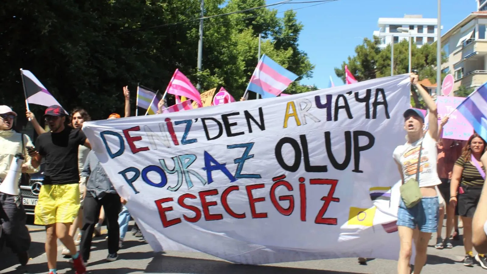 <p>12. İstanbul Trans Onur Y&uuml;r&uuml;y&uuml;ş&uuml; Kadık&ouml;y'de ger&ccedil;ekleşti: İşte eylemden kareler</p>