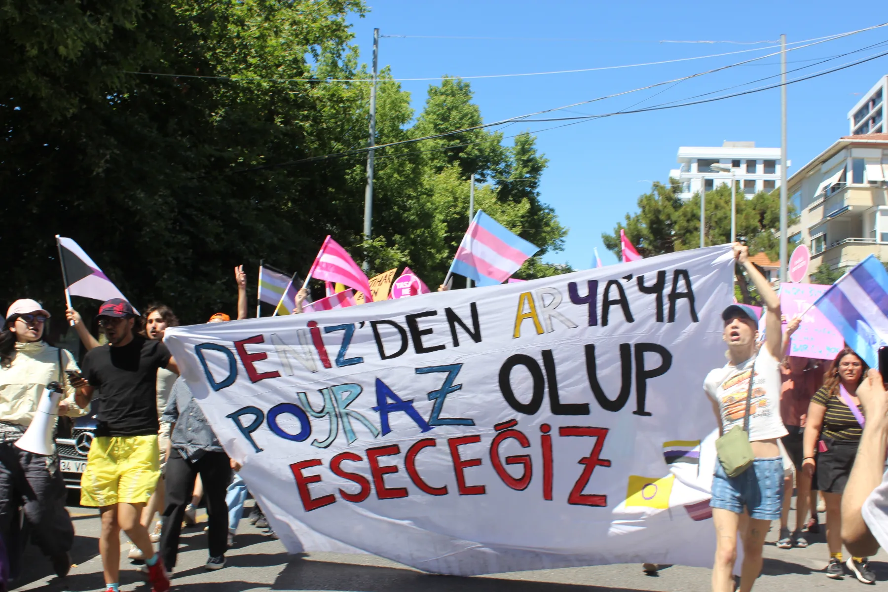 <p>12. İstanbul Trans Onur Y&uuml;r&uuml;y&uuml;ş&uuml; Kadık&ouml;y'de ger&ccedil;ekleşti: İşte eylemden kareler<br /><br /></p>