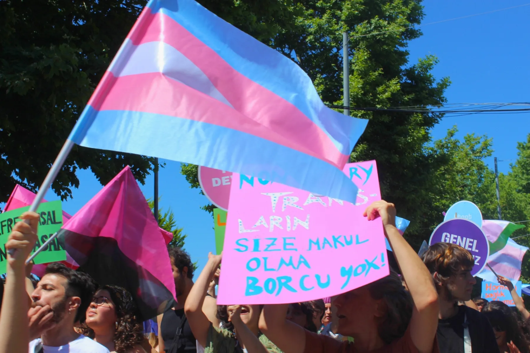 <p>Y&uuml;r&uuml;y&uuml;şte ayrıca seks iş&ccedil;isi trans+ların maruz bırakıldığı şiddetten s&ouml;z edildi.</p>