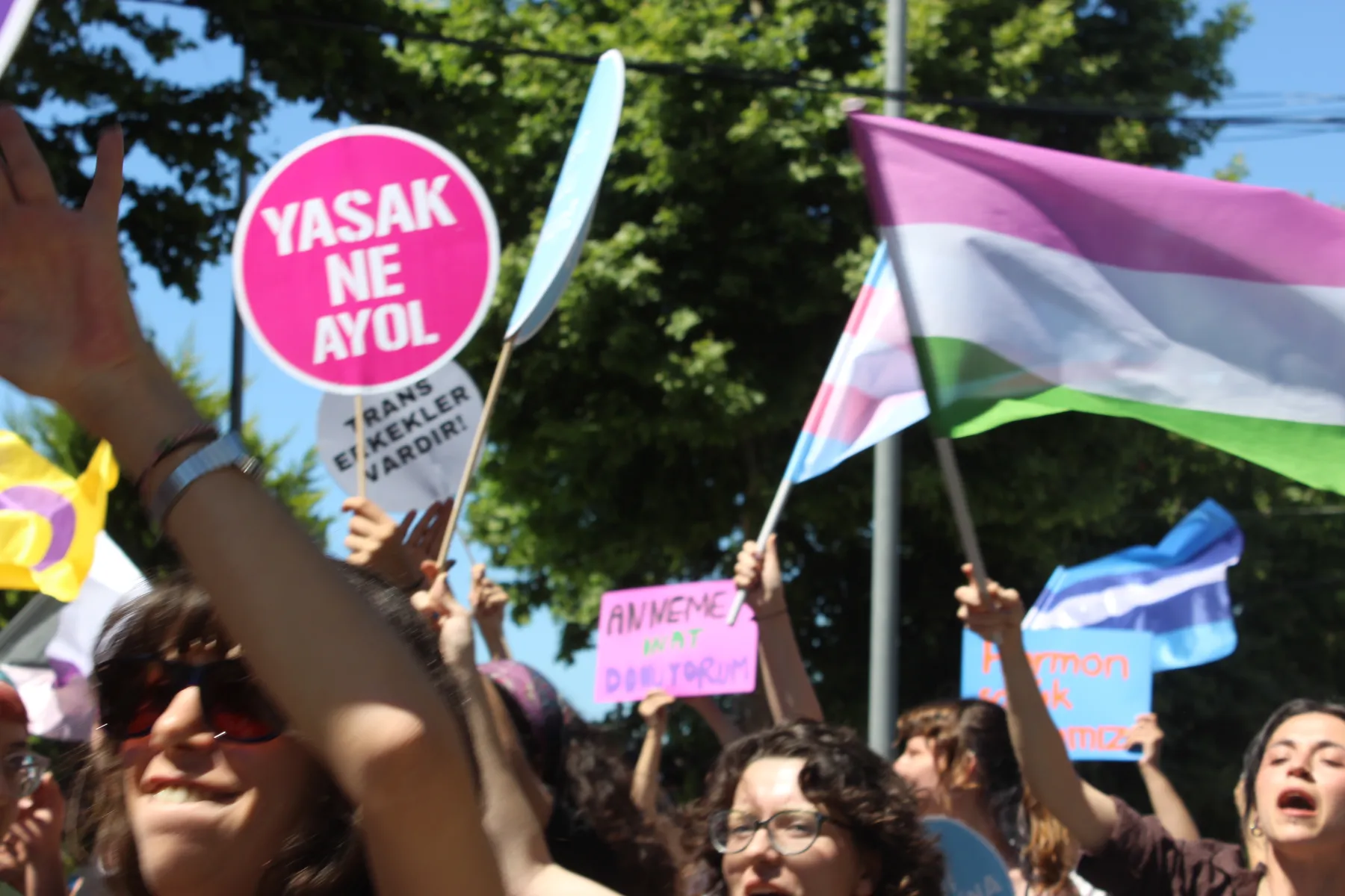 <p>"Hormona erişim engellenemez!" sloganı atılarak m&uuml;cadele &ccedil;ağrısında bulunuldu.</p>