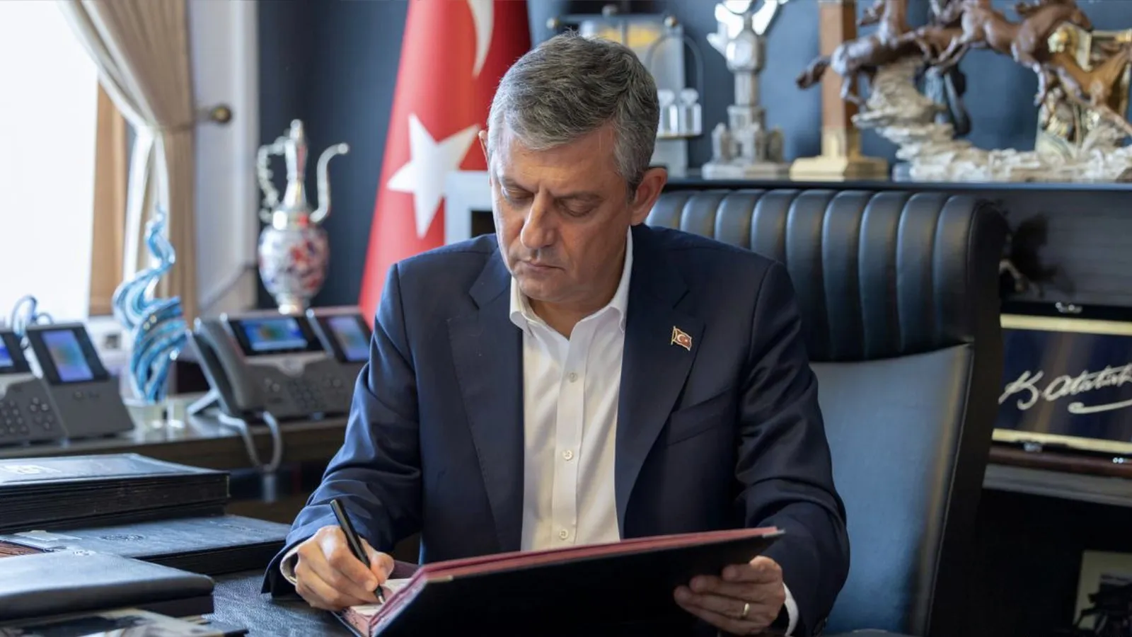 özgür özel yeni parti