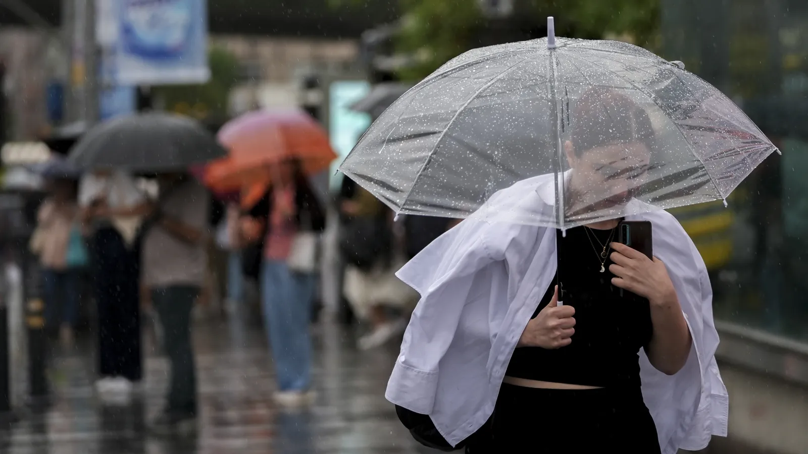 <p>Batı Karadeniz kıyılarında g&uuml;neybatı ve batı y&ouml;nlerden saatte 40-60 kilometre hızla kuvvetli r&uuml;zg&acirc;r bekleniyor. Meteoroloji, kuvvetli r&uuml;zg&acirc;rın yol a&ccedil;abileceği olumsuzluklara karşı vatandaşların dikkatli ve tedbirli olmasını istedi.</p>