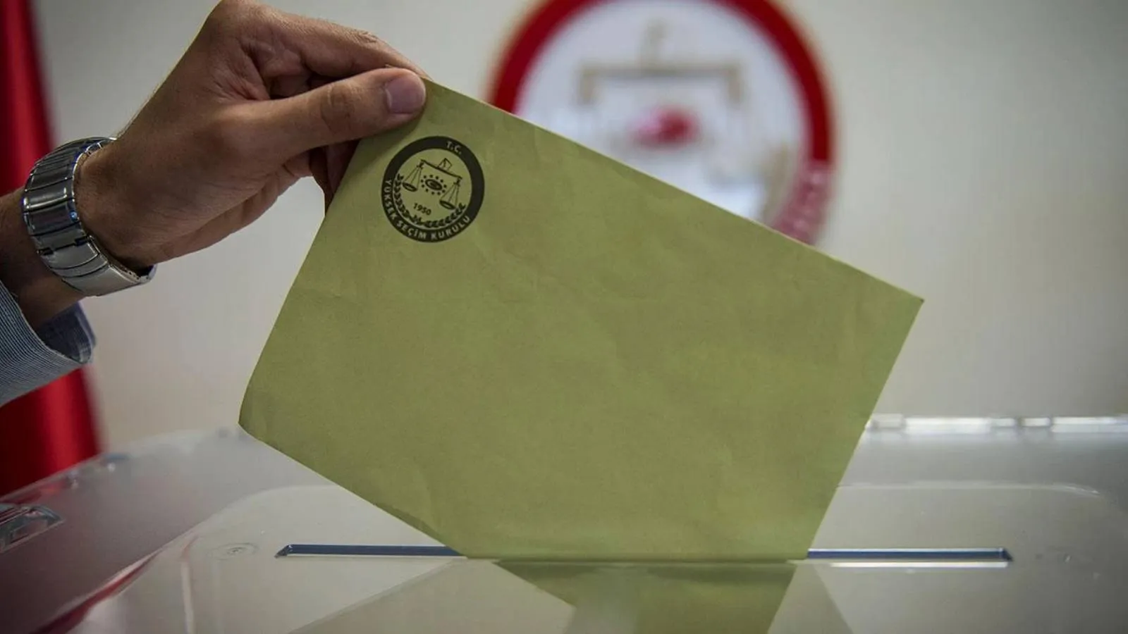 <p>Aktaş, ankete ilişkin şu yorumu yaptı:</p>
<p><em>"H&uuml;k&uuml;metler krizlerle karşılaşır ve bu krizleri y&ouml;netirler. Fon krizi, &ouml;l&ccedil;ek olarak b&uuml;y&uuml;k bir kriz. AK Parti ise kurumsal bir parti.</em></p>
<p><em>Daha ilk g&uuml;nden millet Sayın Cumhurbaşkanı&rsquo;na baktı. İlk g&uuml;nden bug&uuml;ne kadar herkes bizim de fikrimizi soruyor.</em></p>
<p><em>Benim kanaatim şu şekilde: Bu millet Sayın Cumhurbaşkanı&rsquo;nı seviyor ve ona olan desteğini s&uuml;rd&uuml;rmek i&ccedil;in kendisini ikna edecek adımlar bekliyor.</em></p>
<p><em>Biraz argo bir tabir kullanacak olursak millet, Reis&rsquo;e destek vermek i&ccedil;in bahane arıyor."</em></p>