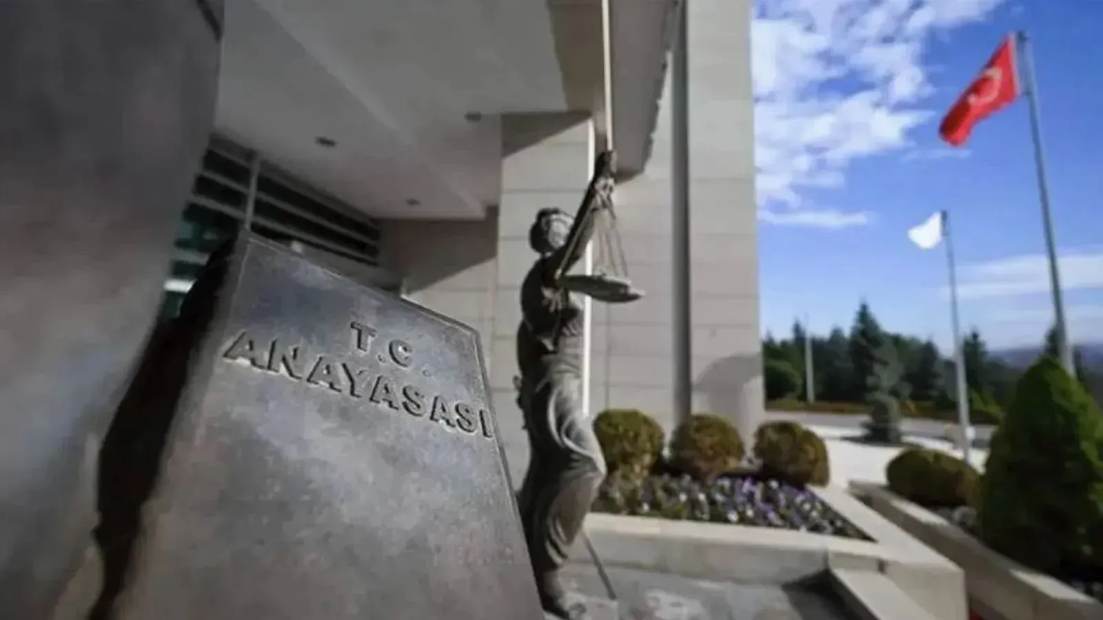 Anayasa, Cumhurbaşkanı’na üç dönem görev imkânı veriyor mu?