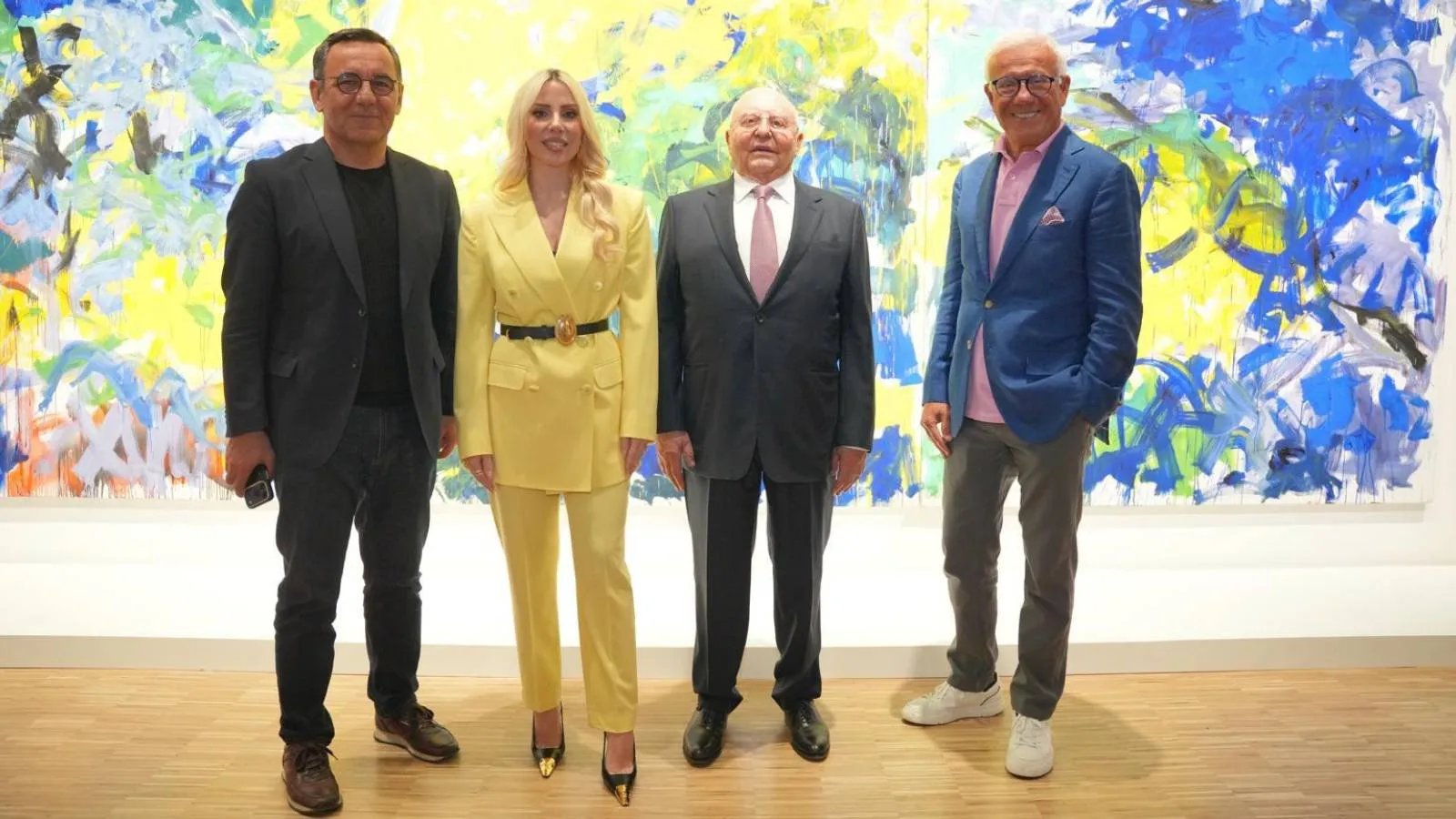 Lucien Arkas asıl iki büyük haberi Vasarely tablosu önünde patlattı