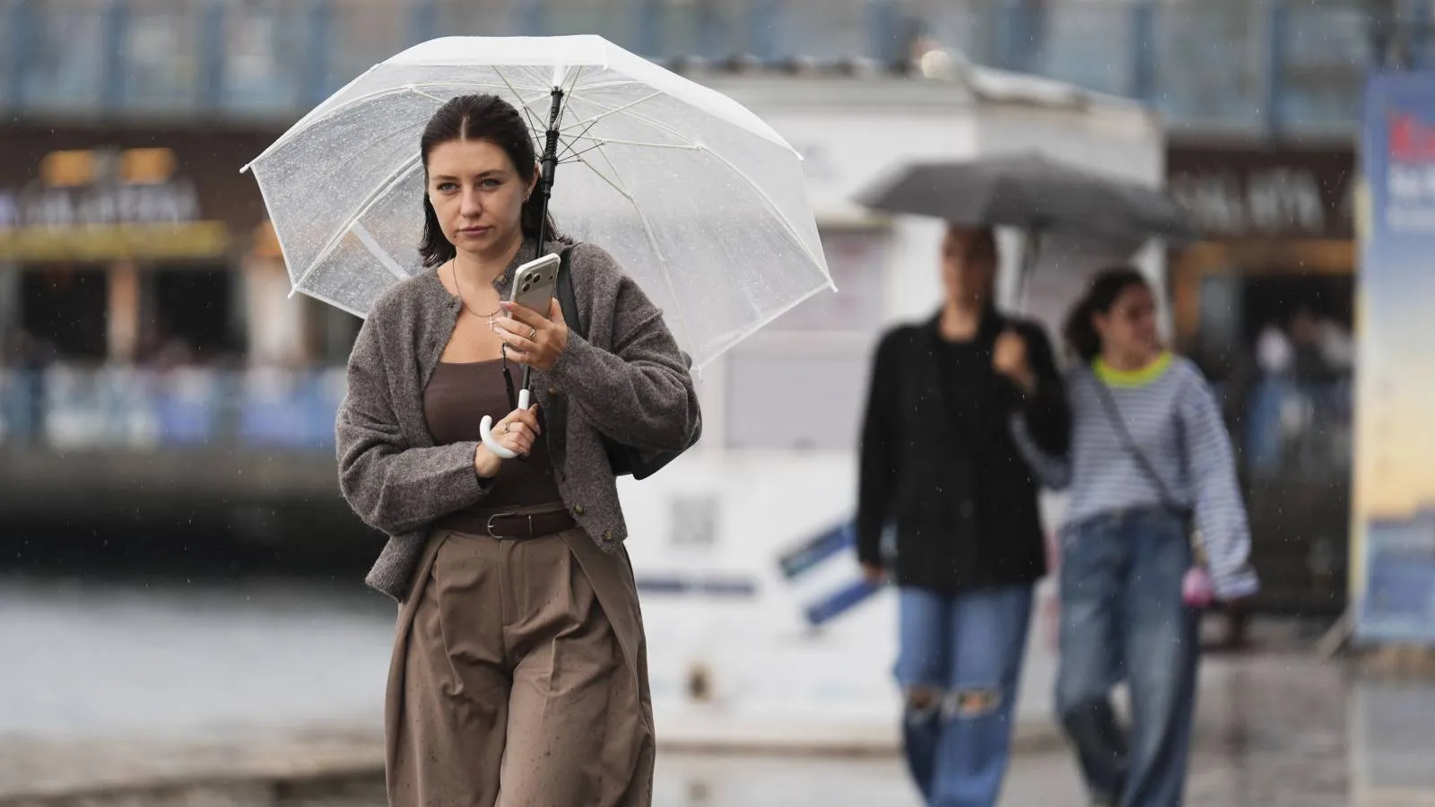 <p><strong>Marmara:</strong> Par&ccedil;alı ve &ccedil;ok bulutlu. İstanbul 18, Bursa 19, &Ccedil;anakkale ve Kırklareli 20 derece.</p>
<p><strong>Ege:</strong> Par&ccedil;alı ve az bulutlu. İzmir 22, Muğla 19, Denizli 18, Afyonkarahisar 15 derece.</p>
<p><strong>Akdeniz:</strong> B&ouml;lgenin doğusu yer yer &ccedil;ok bulutlu. Hatay&rsquo;da aralıklı sağanak, Adana&rsquo;nın kuzey ve g&uuml;neydoğusunda yerel sağanak bekleniyor. Adana ve Antalya 25, Hatay 23, Burdur 18 derece.</p>