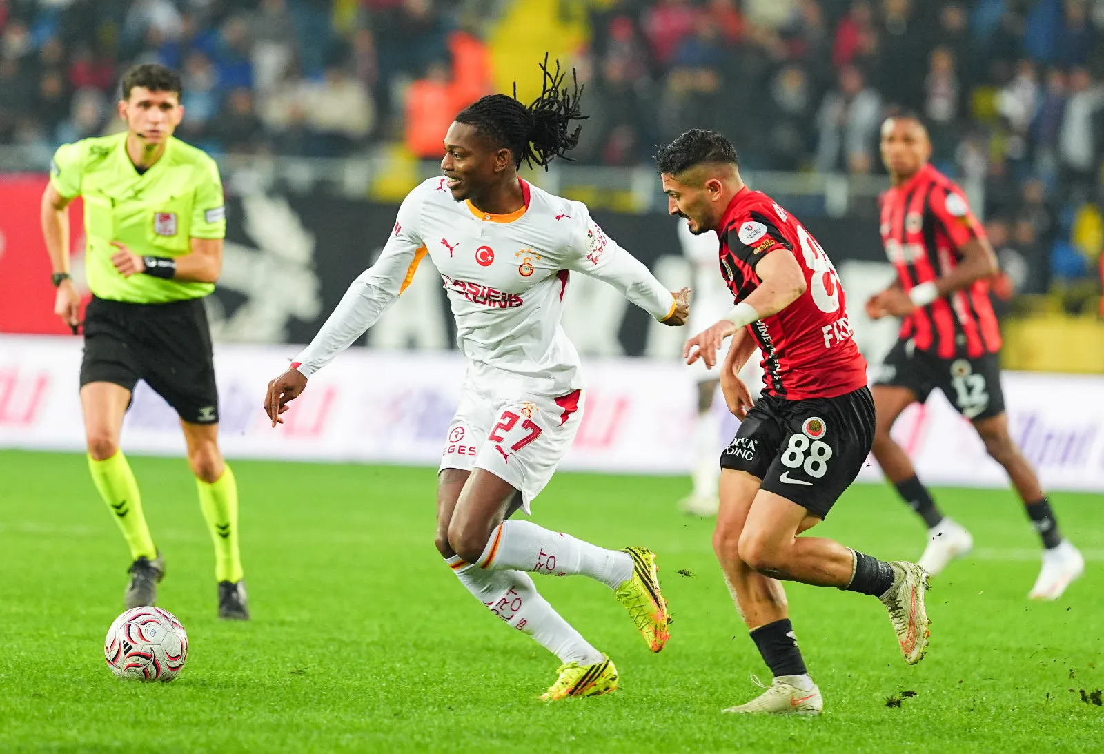 <p class="MsoNormal"><span lang="TR"><strong>G&uuml;ntekin Onay</strong>: Şu bir ger&ccedil;ek ki, Galatasaray, bu sezon savunmada problemler yaşasa da, h&uuml;c&uuml;mda Osimhen dışında istikrarlı skor katkısı yapan bir forveti olmasa da, zorlansa da liderlik koltuğunda oturmaya devam ediyor. Bu, ligimizin ve rakiplerin yetersizliğinden kaynaklanan bir durum.</span></p>
<p class="MsoNormal"><span lang="TR">Sporting Lizbon veya Barcelona karşısında &ouml;zellikle ikinci yarılarda fiziksel olarak d&uuml;şen Galatasaray Avrupa&rsquo;da &ccedil;&ouml;kerken, ligde rakipler cezayı kesemiyor. Galatasaray&rsquo;ın saha i&ccedil;inde bunca sorunlarına rağmen kazanması, rotasyon yapacak kadro genişliğini bulamamış olmasına rağmen lig liderliğinde oturuyor olması ger&ccedil;ekten de b&uuml;y&uuml;k iş. D&uuml;n Uğurcan hari&ccedil; biraz da oyuna girdikten sonra Yunus dışında iyi oynayan var mıydı ? Hayır. Ancak bir şekilde kazanmayı başardı. (H&uuml;rriyet)</span></p>
<p>&nbsp;</p>
<p>&nbsp;</p>