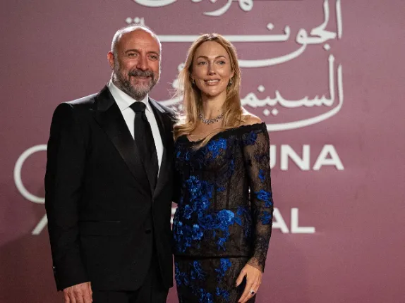 <p data-pm-slice="1 1 []">Filmin &ccedil;ekimleri 2026 yılının ilk yarısında G&ouml;k&ccedil;eada&rsquo;da ger&ccedil;ekleştirildi. Adanın doğal g&uuml;zellikleri ve k&uuml;lt&uuml;rel dokusu da hik&acirc;yenin atmosferini oluşturan unsurlar arasında yer aldı. &Ccedil;ekimlerin tamamlanmasının ardından Halit Ergen&ccedil; ile Meryem Uzerli, filmin afiş &ccedil;alışmaları i&ccedil;in de bir araya geldi.</p>