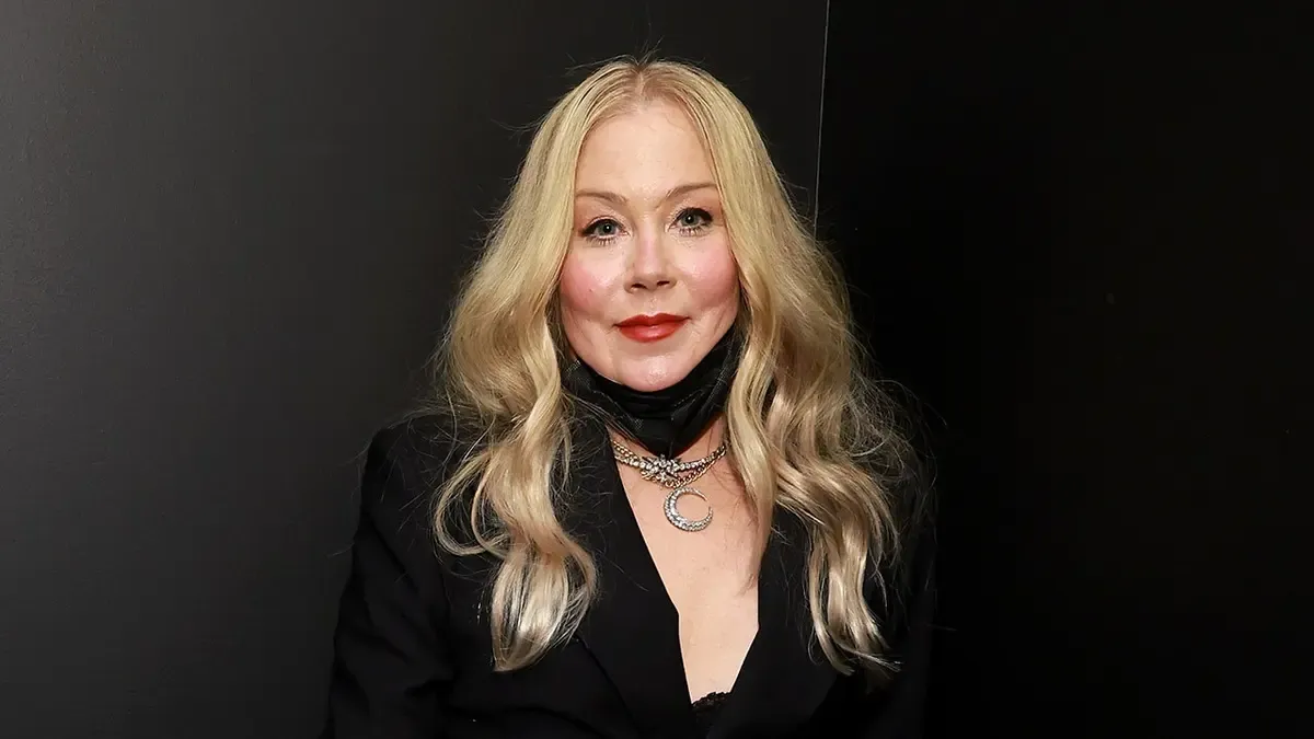 <p>2021&rsquo;de multipl skleroz (MS) teşhisi aldığını a&ccedil;ıklayan Emmy &ouml;d&uuml;ll&uuml; oyuncu <strong>Christina Applegate</strong>, doktorlarının artık MS hastası olmadığını s&ouml;ylediğini a&ccedil;ıkladı. Sağlık sorunları devam eden oyuncu, <em>"İyileşmedim. Hatta bazı a&ccedil;ılardan daha da k&ouml;t&uuml;leştim"</em> dedi.</p>