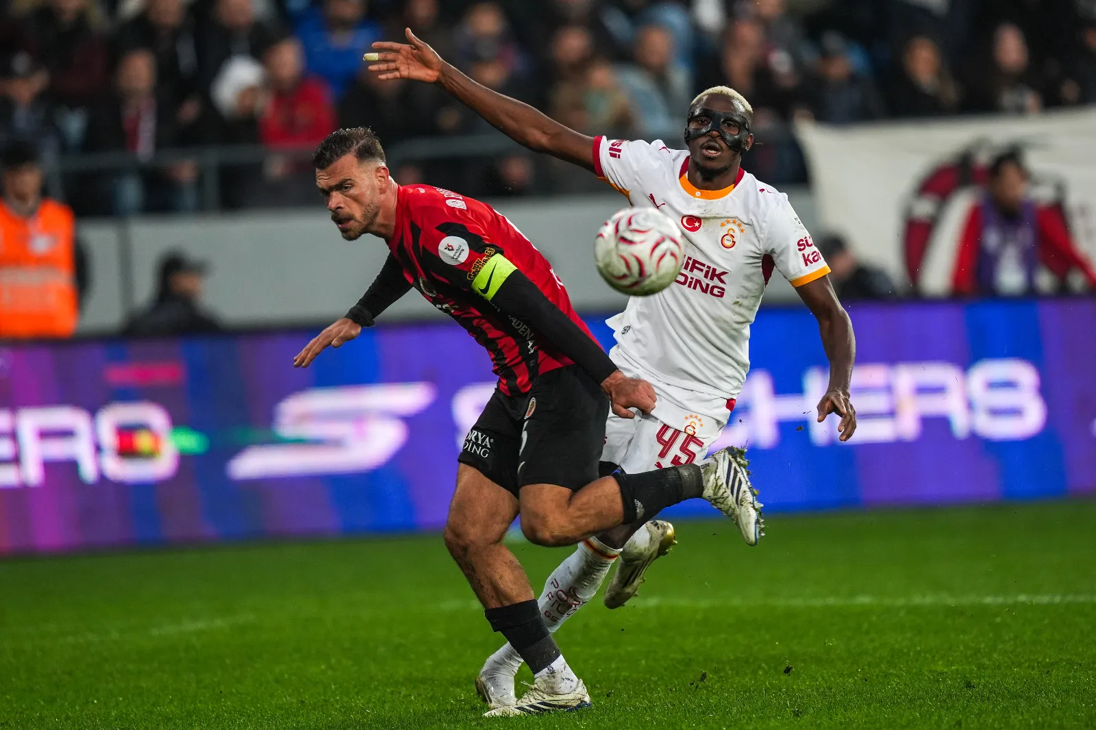 <p class="MsoNormal"><span lang="TR"><strong>Levent T&uuml;zemen</strong>: Torreira'nın ne kadar kıymetli olduğunu bir kez daha g&ouml;rd&uuml;k. Torreria olmayınca Sara-Lemina ikilisinin makyajları aktı. Bu ikili hem orta alanı kontrol edemediler hem ikili m&uuml;cadeleleri kazanamadılar hem de fazlasıyla pas hatası yaptılar. Eğer kaleci Uğurcan olmasaydı G.Saray kaybederdi. Okan hocanın iki b&uuml;y&uuml;k hamlesi nokta atışıydı. 1-Oyuna İlkay'ı alarak orta alandaki dağınıklığı, top kaybını ve oyun eksikliğini giderdi. İlkay, oyuna sakinlik getirirken arkadaşlarının rakip sahaya yerleşmelerini sağladı, hatta sıkışan oyunu tirbuşon gibi a&ccedil;tı. Okan hoca, İlkay'ı daha fazla kullanmayı d&uuml;ş&uuml;nmeli. 2-Leao'nun sakatlanıp &ccedil;ıkmasından sonra Deniz G&uuml;l'&uuml; oyuna alması &ccedil;ok b&uuml;y&uuml;k cesaretti. K&ouml;t&uuml; zeminde &ccedil;ift santrfora ge&ccedil;mek kolay bir karar değildi. O Deniz, rakip savunmanın dengesini bozdu ve kazanılan 3 puanın da mimarı oldu. (Sabah)</span></p>
<p>&nbsp;</p>
<p>&nbsp;</p>