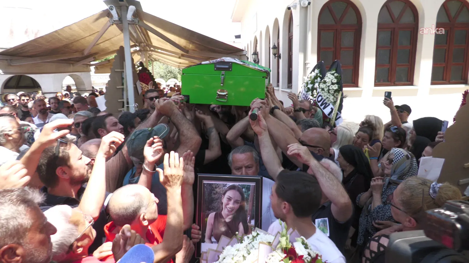 <p>Turgut, &ldquo;İstanbul&rsquo;da olsa giderlerdi. Kuşadası&rsquo;nda olmasından kaynaklı herhalde gidilmedi. Hi&ccedil;bir şey yapmıyorsan kameralara g&ouml;r&uuml;nmek i&ccedil;in gitmenin bir anlamı yok&rdquo; ifadelerini kullandı.</p>
