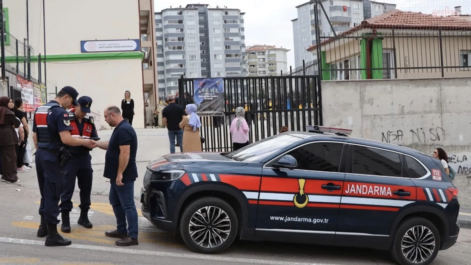 Ankara Valiliği: Okul önü ve çevresinde yapılan denetimlerde 19 bin şahıs sorgulandı, 14 aranan şahıs tespit edildi