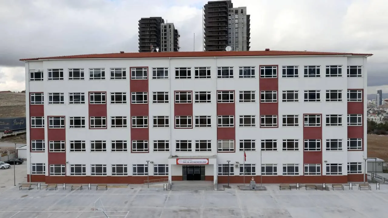 <p>10. Prof. Dr. Aziz Sancar Fen Lisesi &ndash; 489,443</p>
<p>Ankara'da bulunan Prof. Dr. Aziz Sancar Fen Lisesi, Nobel Kimya &Ouml;d&uuml;l&uuml; sahibi Prof. Dr. <strong>Aziz Sancar</strong>'ın adını taşıyor ve fen bilimleri ağırlıklı eğitim veriyor.</p>