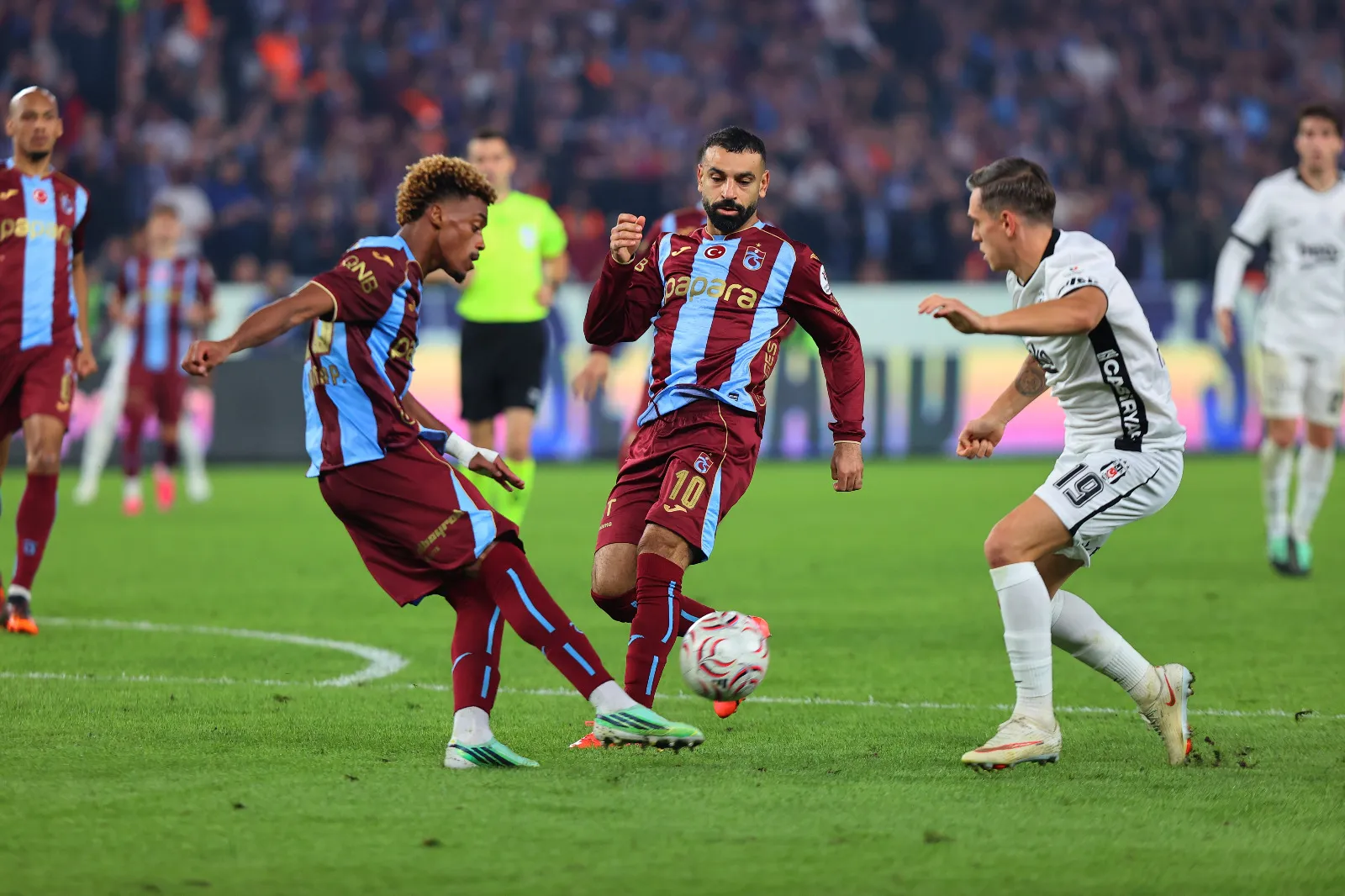 <p class="MsoNormal"><span style="mso-ansi-language: EN-GB;"><strong>Mehmet Ayan:</strong> Beşiktaş'ın bu sezon oynadığı 16. resmi ma&ccedil;ta ilk kez MA&Ccedil; HOCAYA YAZAR diyebiliyoruz. Elbette Orkunsuzluk takımın oyuncu g&uuml;c&uuml;n&uuml;, oyun etkinliğini d&uuml;ş&uuml;rm&uuml;şt&uuml;r. Fakat İtaliano&rsquo;nun oyundaki &ccedil;&ouml;z&uuml;lmeyi g&ouml;remeyip m&uuml;dahale edememesine ilk kez tanıklık ediyoruz. 71&rsquo;de yenen gole kadar d&ouml;k&uuml;lenleri kenardan tespit edilememesi hocaya yakışmadı. Amed ma&ccedil;ında rakibin oyuna, Alanya ma&ccedil;ında şanssızlığına yenilen Kara Kartal, bug&uuml;n kul&uuml;be tercihleriyle mağlup oldu. B&ouml;ylesi bir ma&ccedil;ta ilk değişiklik i&ccedil;in 75 dakika beklenemez. Takımın eksik yanlarının onarılma fırsatlarının ka&ccedil;ırılması, g&uuml;n&uuml;nde olmayan Trabzonspor&rsquo;a en azından 2 puan kazandırdı. (H&uuml;rriyet)</span></p>
<p>&nbsp;</p>
<p>&nbsp;</p>