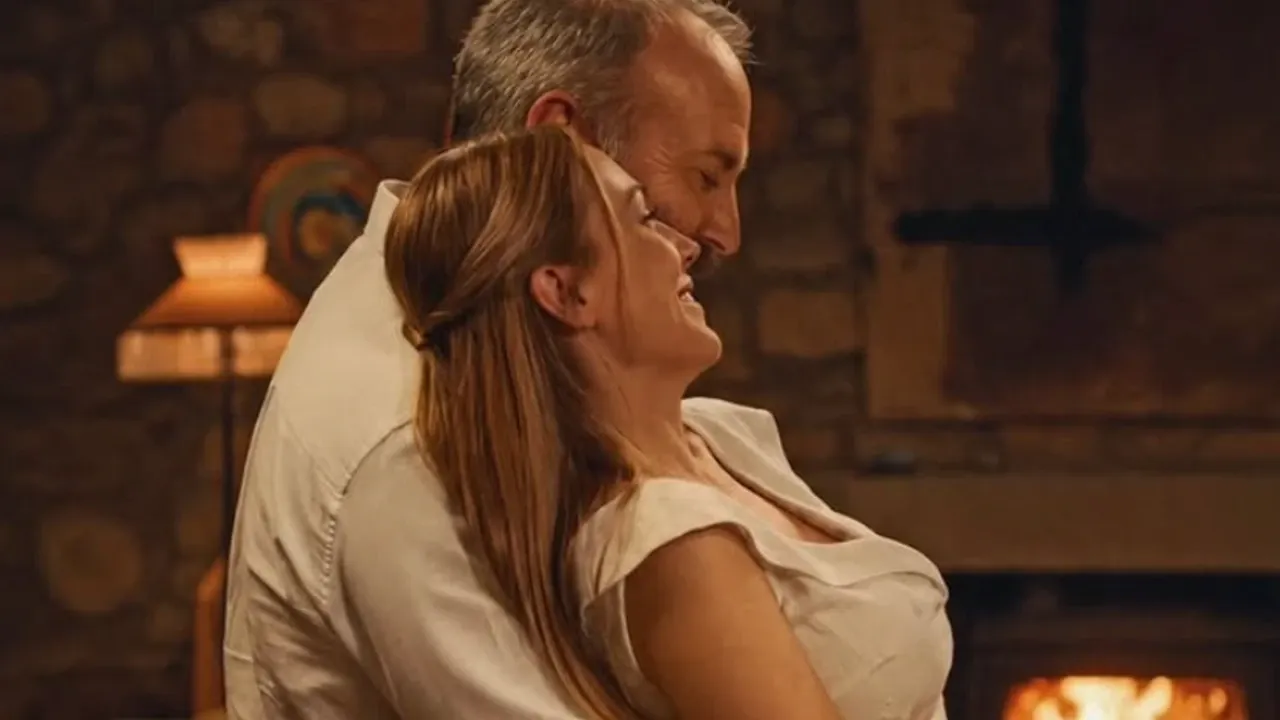 <p>&ldquo;İmroz&rsquo;da Bahar&rdquo;, G&ouml;k&ccedil;eada&rsquo;da yolları kesişen iki kişinin hik&acirc;yesini merkezine alıyor. Film, farklı hayat deneyimlerine sahip iki insanın karşılaşmasıyla gelişen ilişkilerini ve ge&ccedil;mişin izlerinden sıyrılarak yeniden bir başlangı&ccedil; yapma ihtimalini anlatıyor.</p>