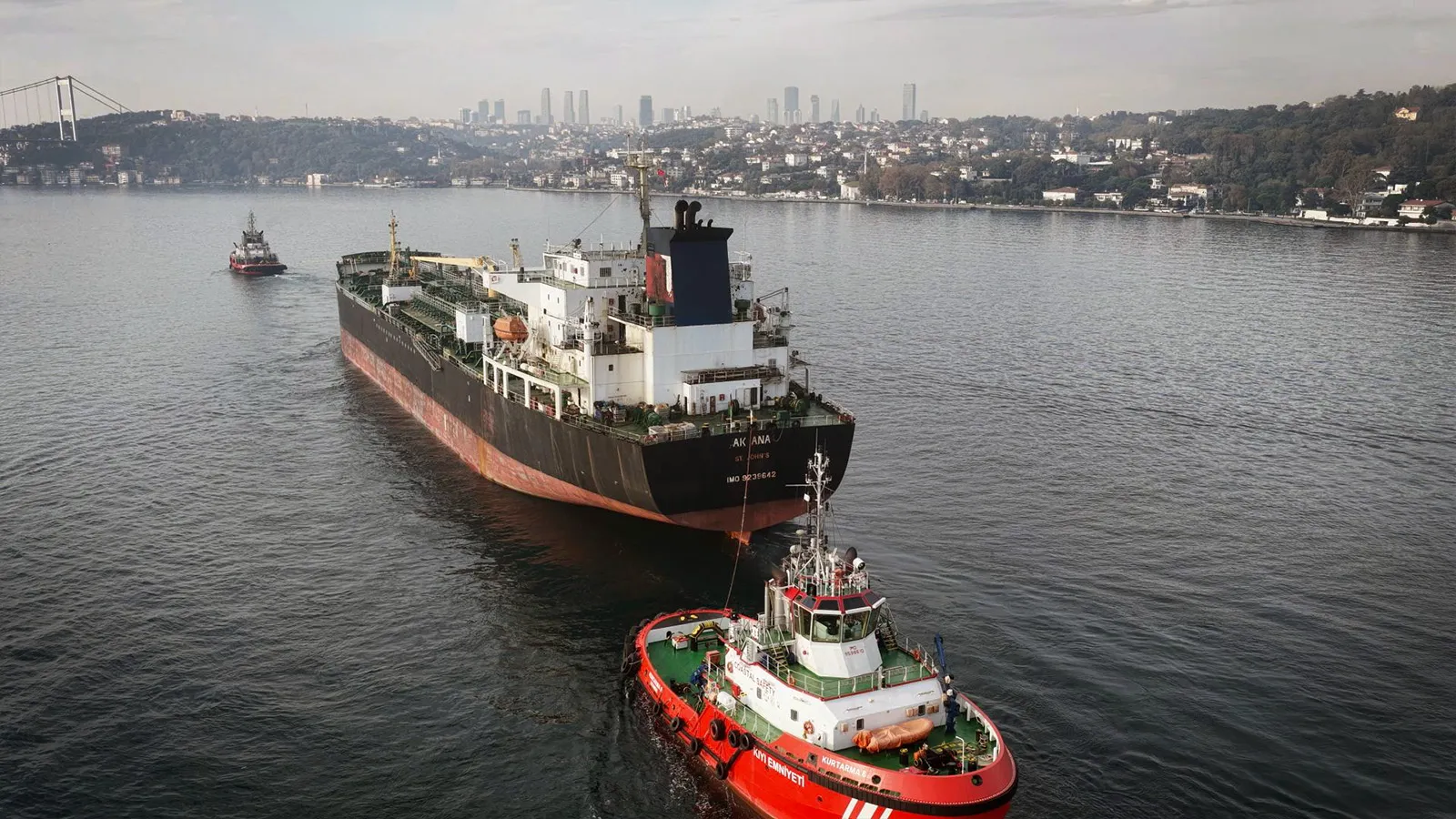 İstanbul Boğazı Rusya’da dron saldırısına uğrayan tankerin geçişi nedeniyle gemi trafiğine kapatıldı