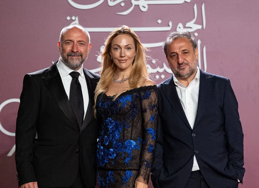 <p data-pm-slice="1 1 []"><em>"Sonbahar"</em>&nbsp;ve<em> "Karanlık Gece"</em>&nbsp;filmleriyle tanınan &Ouml;zcan Alper&rsquo;in y&ouml;nettiği yapımın senaryosunu Alper ile <strong>Luzin</strong> <strong>Dink</strong> kaleme aldı. Filmin yapımcılığını <strong>Emre Oskay</strong> ve <strong>Mehmet Korut&uuml;rk</strong> &uuml;stlenirken g&ouml;r&uuml;nt&uuml; y&ouml;netmenliğini <strong>J&ouml;rg Gruber</strong> yaptı.</p>