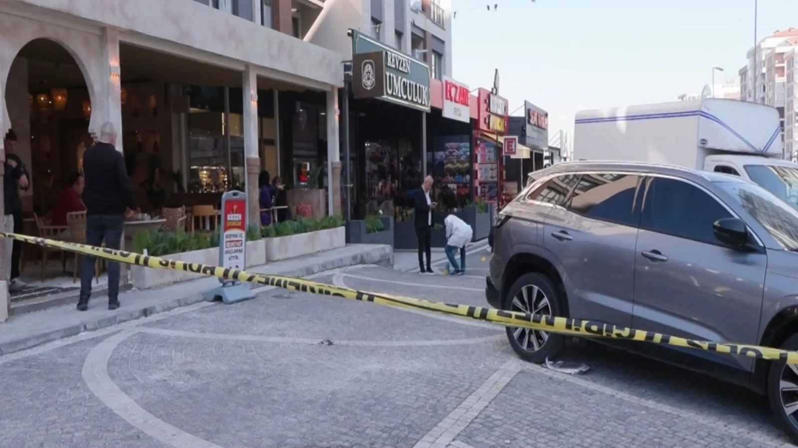 Esenyurt'ta kuyumcuya silahlı saldırı; bir kişi yaralandı, saldırgan bir sürücünün aracını gasbederek kaçtı