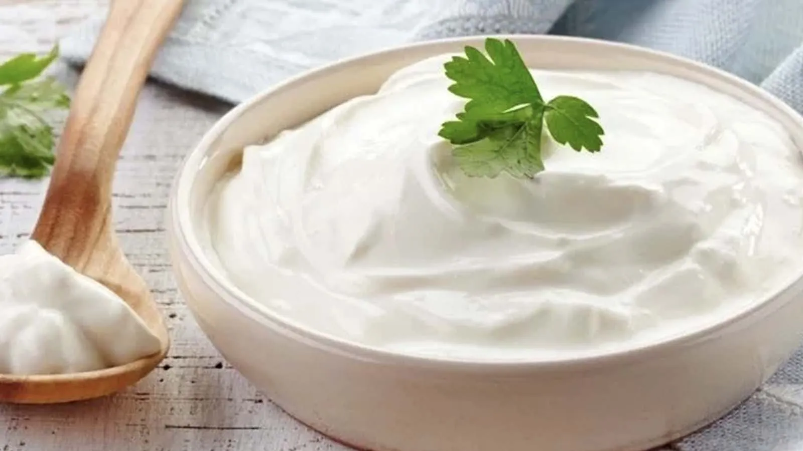 <p>Yoğurt ve kefir: Protein ve kalsiyum i&ccedil;eren bu besinler, g&uuml;nl&uuml;k beslenmenin &ccedil;eşitlendirilmesine katkı sağlıyor. Şeker ilavesiz se&ccedil;enekler tercih edilmeledir.</p>