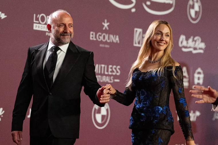 <p data-pm-slice="1 1 []">Filmin d&uuml;nya pr&ouml;miyeri &ouml;ncesinde Halit Ergen&ccedil; ile Meryem Uzerli kırmızı halıya birlikte &ccedil;ıktı. İki oyuncu, festival &ouml;ncesinde yayımladıkları ortak videoyla da uzun bir aranın ardından aynı projede yer aldıklarını duyurmuştu.</p>
