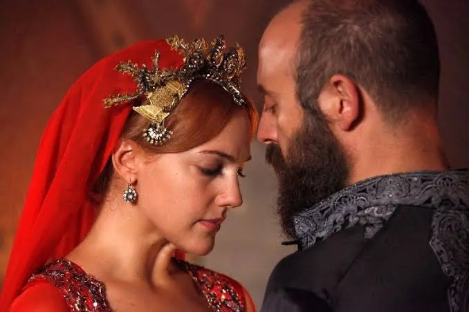 <p data-pm-slice="1 1 []">Y&ouml;netmenliğini <strong>&Ouml;zcan Alper&rsquo;</strong>in &uuml;stlendiği "İmroz&rsquo;da Bahar", 20 Ekim 2026&rsquo;da El Gouna Film Festivali kapsamında Festival Plaza&rsquo;da izleyiciyle buluştu. T&uuml;rkiye&rsquo;den festivale katılan ve yarışma dışı se&ccedil;kide yer alan filmin 90 dakika s&uuml;rd&uuml;ğ&uuml; belirtildi. Yapımın ikinci g&ouml;steriminin 22 Ekim&rsquo;de yapılması planlanıyor.</p>