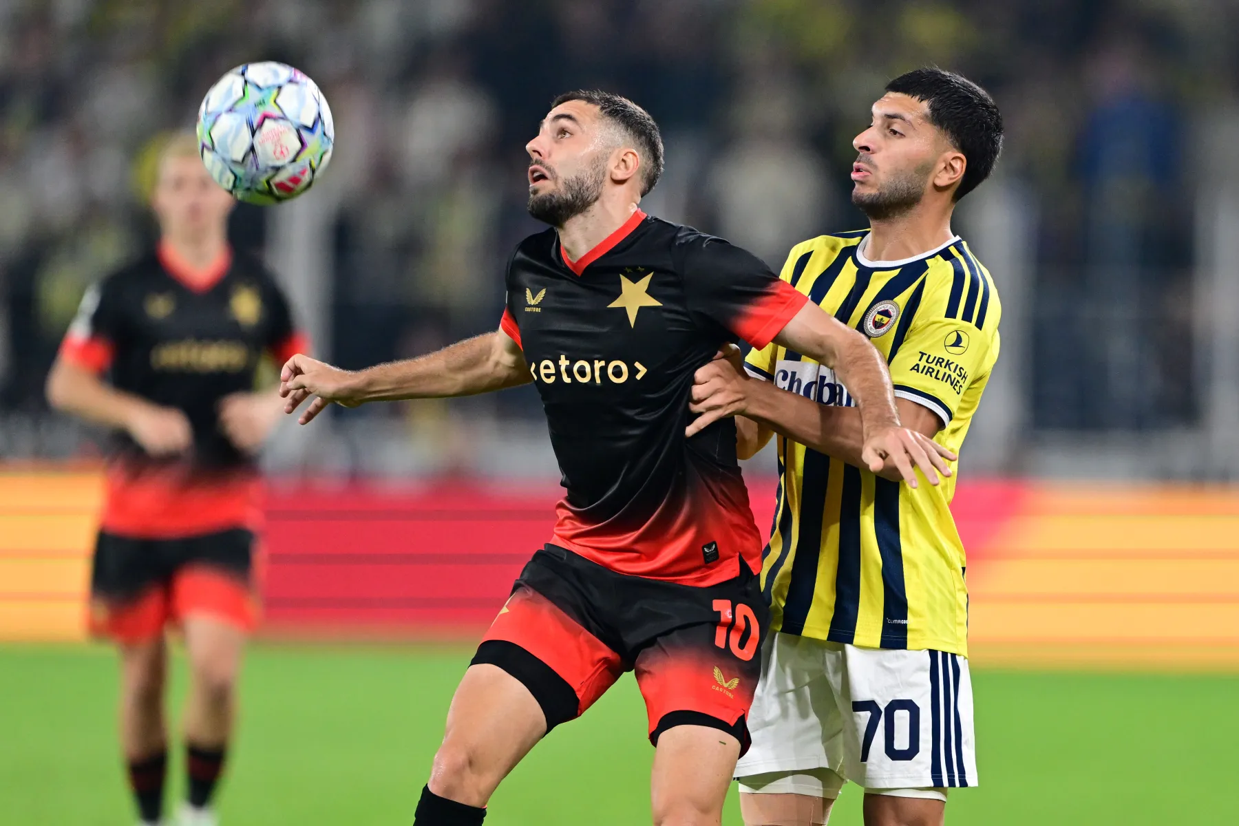 <p>Mustafa &Ccedil;ulcu - Sabah: Slavia Prag &ccedil;ok koşan gen&ccedil; oyunculara sahip, kolektif ve fiziksel m&uuml;cadele i&ccedil;inde oynayan baskılı bir takım. Oyundan hi&ccedil; d&uuml;şmediler, bırakmadılar. Ederson &ccedil;ok başarılıydı. Korakor m&uuml;cadelenin olduğu ma&ccedil;tan her ne olursa olsun Fenerbah&ccedil;e mutlaka 3 puan almak isterken son dakikada Semedo hamlede ge&ccedil; kaldı, Kacor'a vurdurunca bir puanla yetinmek zorunda kaldı. Yazık oldu.&nbsp;&nbsp;</p>