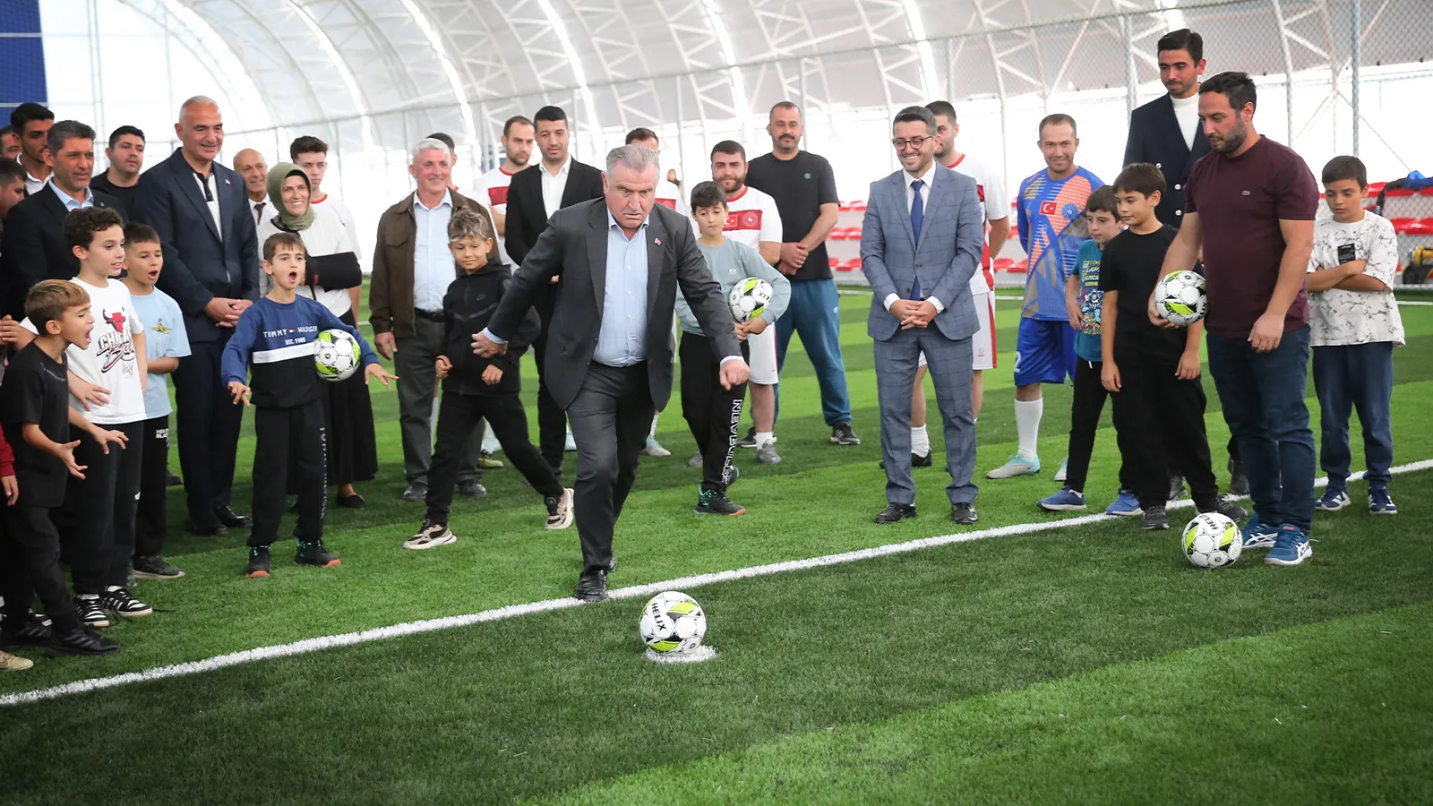 Gençlik ve Spor Bakanı Bak, Gençlik Merkezi açılışında kalecinin karşısına geçip şut çekti
