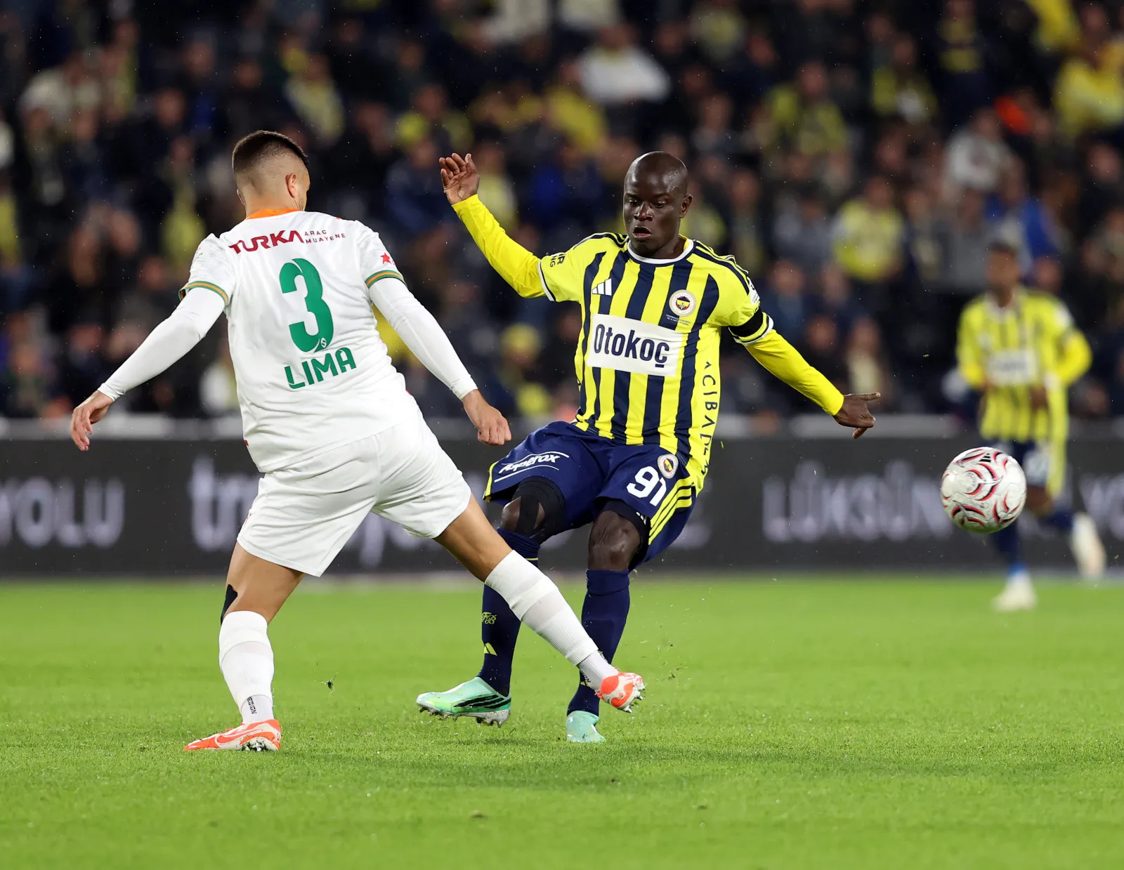 <p class="MsoNormal"><span style="mso-ansi-language: EN-GB;"><strong>Mert Aydın:</strong> Alanyaspor&rsquo;un ısırgan bir takım olduğunu biliyoruz. Ama Kante, Oğuz ve Levent &ouml;nc&uuml;l&uuml;ğ&uuml;nde oyunu domine eden bir Fenerbah&ccedil;e vardı.</span></p>
<p class="MsoNormal"><span style="mso-ansi-language: EN-GB;">Lukaku&rsquo;nun ve İrfancan&rsquo;ın gayretlerini de not ettik. Fakat o baskının getirdiği gol i&ccedil;in &ccedil;ok bekledi Fenerbah&ccedil;e. İyice i&ccedil;ine kapanan Greenwood, k&ouml;t&uuml; penaltıya &ouml;rnek g&ouml;sterilecek bir vuruş yaptı.</span></p>
<p class="MsoNormal"><span style="mso-ansi-language: EN-GB;">Tabii Kante, orta sahada &ouml;yle bir r&uuml;zgar estirdi ki, Guendouzi de kendine gelmiş gibiydi. Onun kaptığı topun devamında Lukaku&rsquo;yu da rahatlatan gol geldi.</span></p>
<p class="MsoNormal"><span style="mso-ansi-language: EN-GB;">Aslında ikinci yarının ilk 15 dakikasında Fenerbah&ccedil;e rahatlatabilirdi. Goller faul ve ofsayta takıldı. Sonrasında Alanyaspor&rsquo;un canlanışı vardı. İsmail Kartal&rsquo;ın m&uuml;dahalesine kadar elini taşın altına koyan Ederson oldu. Oyuna girer girmez gol atan Kerem hem cinleri kışkışladı ve 3 puanı cebe koydu.</span></p>
<p class="MsoNormal"><span style="mso-ansi-language: EN-GB;">Sonu&ccedil; ve tempo g&uuml;zel. Ne var ki Greenwood daha fazla i&ccedil;ine kapanmadan m&uuml;dahale edilmeli. Asensio meselesi &ccedil;&ouml;z&uuml;lmeli. Yoksa 10 g&uuml;n sonra Fenerbah&ccedil;e yeni bir hoca bulmak zorunda kalabilir. (Milliyet)</span></p>
<p>&nbsp;</p>
<p>&nbsp;</p>