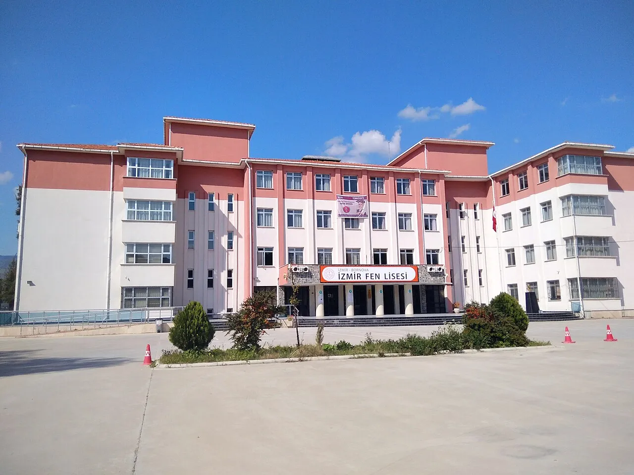 <p>8. İzmir Fen Lisesi &ndash; 492,182</p>
<p>İzmir'de bulunan İzmir Fen Lisesi, matematik ve fen bilimleri alanlarında yoğun eğitim veren fen liseleri arasında yer alıyor.</p>