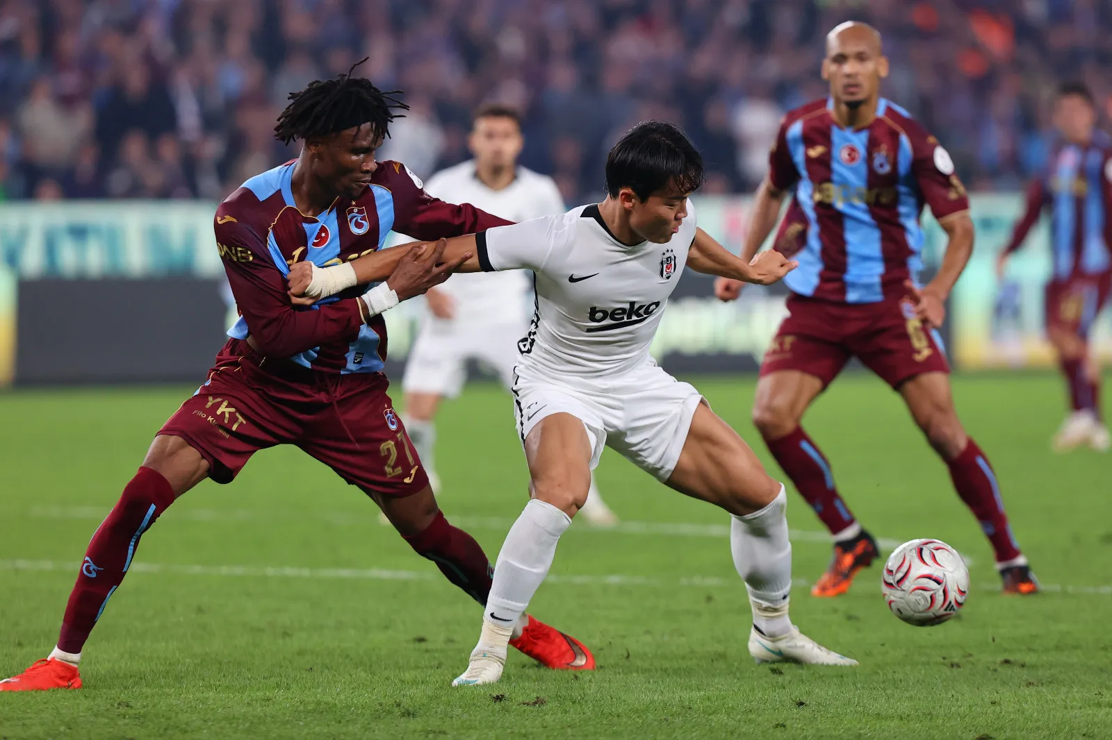 <p class="MsoNormal"><span style="mso-ansi-language: EN-GB;"><strong>Fatih Doğan:</strong> Trabzonspor Teknik Direkt&ouml;r&uuml; Thomas Reis'in Beşiktaş ve meslektaşı İtaliano karşısındaki 'topu rakibe bırakan ve ge&ccedil;iş oyununu &ouml;ne alan stratejisi' derbi zaferini getirdi. 2-0 yenilen Beşiktaş'ın temel sorunu yalnızca ilk 18 dakikada 3 net pozisyon bulup harcaması değildi. Siyah-beyazlılarda oyun aklı kadar reaksiyon g&uuml;c&uuml; ve saha i&ccedil;i hırs da eksikti. Asıl problem; Ozan Tufan'ın 21. dakikada attığı golle Trabzonspor &ouml;ne ge&ccedil;tiğinde Beşiktaş kul&uuml;besinden reaksiyon bekleniyordu. Ancak İtalyan teknik adam, oyunun değişen ihtiya&ccedil;larına m&uuml;dahale etmekte ge&ccedil; kaldı. Orta sahadaki diren&ccedil; ve h&uuml;cumdaki etkisizlik ortadayken hamlelerin daha erken gelmesi gerekiyordu. Orkun K&ouml;k&ccedil;&uuml;'n&uuml;n yokluğu tam burada hissedildi. Orkun yalnızca pas dağıtan, oyunun y&ouml;n&uuml;n&uuml; değiştiren bir orta saha değil; baskıyı başlatan, ikili m&uuml;cadeleye giren ve takım arkadaşlarını ateşleyen bir karakter. Trabzonspor 63'te Ozan'ı &ccedil;ıkarıp Folcarelli'yi alırken Beşiktaş'ın ilk hamlesi 77'de Cerny'nin yerine Oh'u oyuna sokmak oldu. &Uuml;stelik bu değişiklik, Salah'ın 71'de farkı ikiye &ccedil;ıkarmasından sonra geldi. Trabzonspor daha az topla daha etkili oynadı. Zafer, Trabzonspor ve Thomas Reis'in olurken &ccedil;ıkarılacak dersler İtaliano'ya kaldı. (Sabah)</span></p>
<p>&nbsp;</p>
