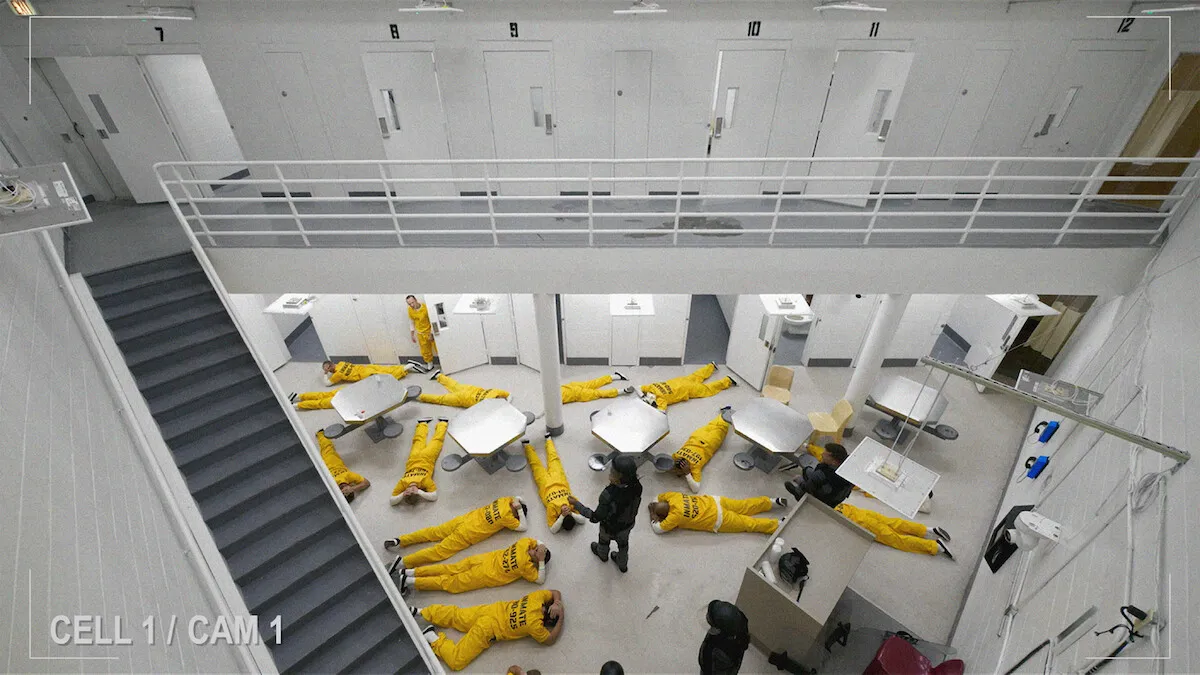 <p data-pm-slice="1 1 []">Netflix, <em>The New Stanford Prison Experiment</em> adlı yapımla psikoloji tarihinin en tartışmalı deneylerinden birini yeniden g&uuml;ndeme taşıdı. İlk deneyde yaşanan etik sorunların tekrarlanmaması i&ccedil;in kapsamlı ge&ccedil;miş araştırmaları ve psikolojik değerlendirmeler yapıldı. Katılımcılardan bilgilendirilmiş onam alındı; sağlık g&ouml;revlileri ve psikologlar g&uuml;n&uuml;n 24 saati hazır bulunduruldu. Deneyden ayrılmak veya bir uzmanla g&ouml;r&uuml;şmek isteyenlerin kullanabilmesi i&ccedil;in &ldquo;ananas&rdquo; s&ouml;zc&uuml;ğ&uuml; g&uuml;venli s&ouml;zc&uuml;k olarak belirlendi.</p>