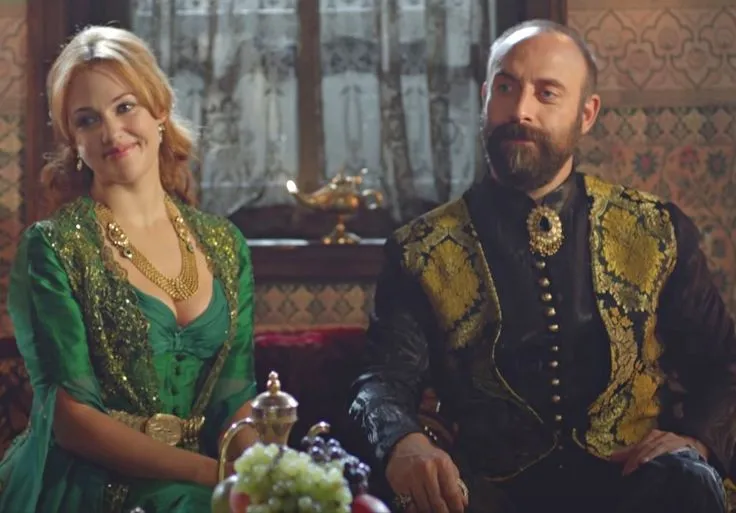 <p data-pm-slice="1 1 []"><em>"Muhteşem Y&uuml;zyıl"</em>&nbsp;dizisinde Kanuni Sultan S&uuml;leyman ve H&uuml;rrem Sultan karakterlerine hayat veren <strong>Halit</strong> <strong>Ergen&ccedil;</strong> ile <strong>Meryem Uzerli</strong>, yaklaşık 15 yıl sonra bu kez bir sinema filmiyle bir araya geldi. İkilinin başrollerini paylaştığı "<em>İmroz&rsquo;da Bahar"</em>, ilk g&ouml;sterimini Mısır&rsquo;daki El Gouna Film Festivali&rsquo;nde ger&ccedil;ekleştirdi.</p>