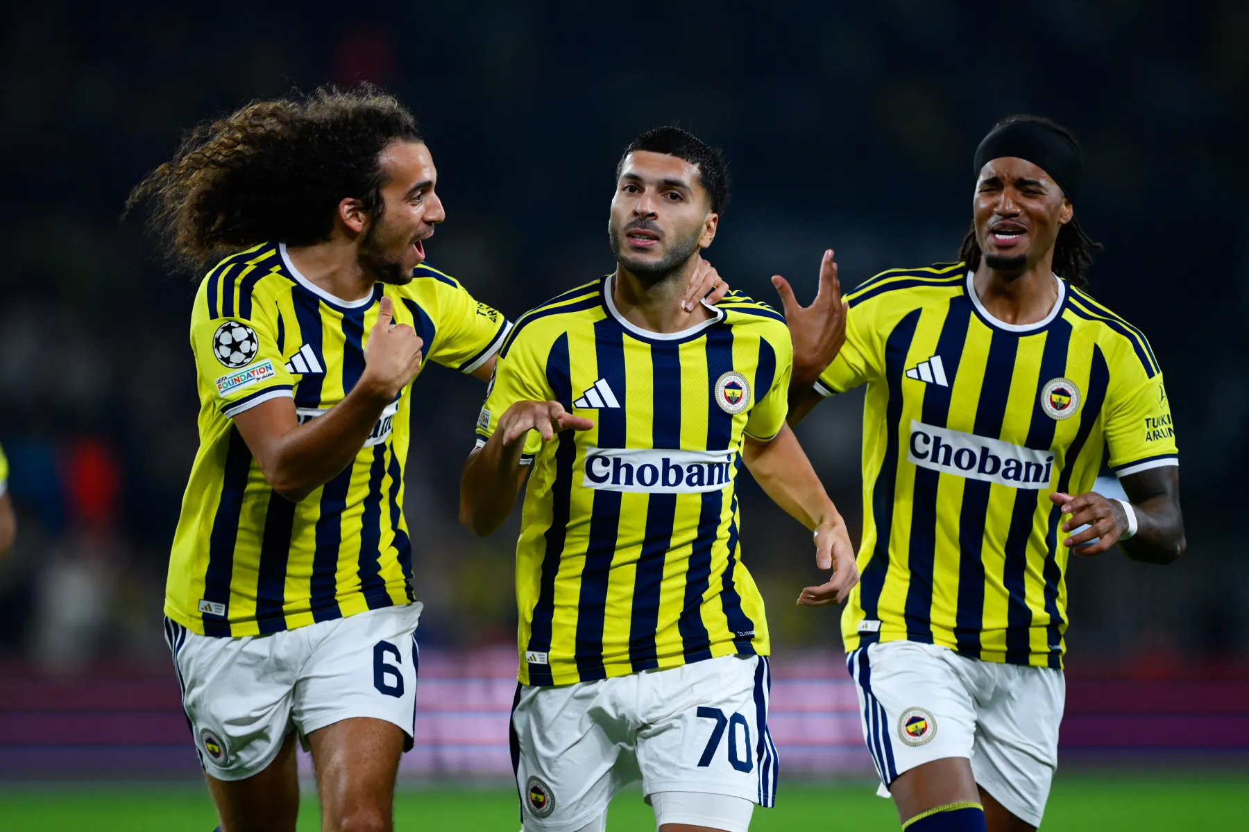 <p>Halil &Ouml;zer - Milliyet: Acaba D&uuml;nya&rsquo;da bu kadar adrenalin bağımlısı bir takım var mıdır? Bence yoktur. İyi giden bir ma&ccedil;. Rahat rahat kazanacağın bir ma&ccedil;ı kendi eliyle ayağıyla zora soktu Fenerbah&ccedil;e. Ama bu yeni değil. Son 15 yıldır hep yapıyor bunu Fenerbah&ccedil;e. Şimdi d&uuml;n iki g&uuml;zel golle &ouml;ne ge&ccedil;mişsin. Ma&ccedil; keyifli gidiyor. Gollerin arkası da gelebilir. Ama hi&ccedil; ortada pozisyon bile yokken Guendouzi &ouml;yle bir hata yapıyor ki Prag&rsquo;ı hi&ccedil; aklında yokken ma&ccedil;a ortak ediyor. Ve hem de Guendouzi takımın iyileri arasında. Onun tecr&uuml;besinde bir oyuncunun alan kontrol&uuml; yapmadan sa&ccedil;ma sapan bir pas vermeye &ccedil;alışması akıl alır gibi değil.</p>