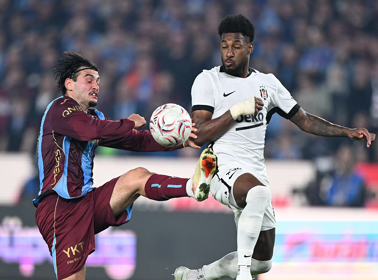 <p>&nbsp;</p>
<p class="MsoNormal"><span style="mso-ansi-language: EN-GB;"><strong>Ahmet &Ccedil;akar</strong>: D&uuml;n gece &ouml;zellikle ilk yarısı m&uuml;kemmel bir ma&ccedil; izledik ve Trabzonspor, evinde Galatasaray'dan sonra Beşiktaş'ı da rahat yenmesini bildi. İkinci yarıya baktığımızda skor daha da farklı olabilirdi. Oyuna Beşiktaş &ccedil;ok iyi başlasa da Trabzonspor, Beşiktaş defansının arkasında &ccedil;ok pozisyon buldu. &Ouml;zellikle Aral ve Mu&ccedil;i ile iyi organize oldular. Salah, ilk yarıda belki gol pozisyonlarının i&ccedil;inde değil ama hazırlık anlamında t&uuml;m pozisyonların i&ccedil;inde. Derken Trabzonspor'un gol&uuml; geldi. Ozan Tufan, N&uuml;bel'den d&ouml;nen topu tamamladı ve Trabzonspor bu devreyi &ouml;nde kapadı. Aslında bu devreyi Trabzonspor farklı da kazanabilirdi ama ilk yarının son dakikasında Murillo'nun vuruşu direk değil de gol olsa belki de berabere biterdi. Beşiktaş tartışmasız Orkun'u aradı. Vlahovic sahada yok. Trossard ve Cerny &ccedil;ok etkisizler. Bir de &uuml;stelik Beşiktaş defansı &ouml;nde yakalandığında arkalarına atılan top ya gol oldu ya da b&uuml;y&uuml;k pozisyon oldu. Mesela Trabzonspor'un ikinci gol&uuml;ne bakalım. Dju, Salih'in arkasından gelip &ouml;n&uuml;ne ge&ccedil;ti, Salah'ın &ouml;n&uuml;ne bıraktı, o da tamamladı. (Sabah)</span></p>
<p>&nbsp;</p>
<p>&nbsp;</p>