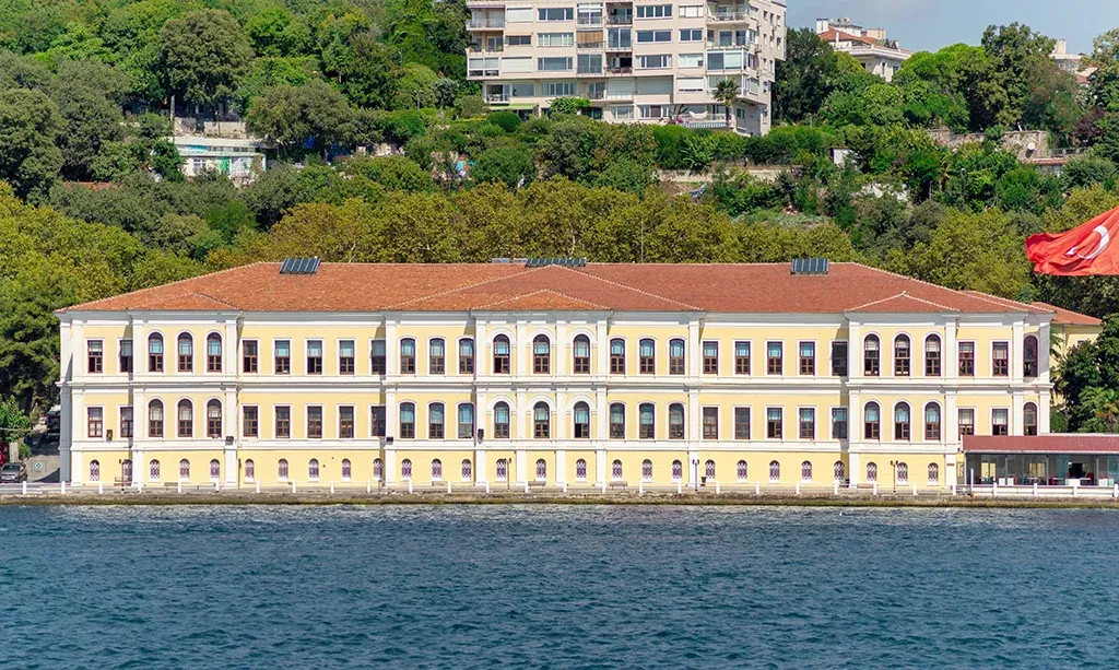 <p>2. Kabataş Erkek Lisesi &ndash; 500,000</p>
<p>1908 yılında kurulan Kabataş Erkek Lisesi, İngilizce ve Almanca programlarıyla eğitim veriyor. İkinci sırada yer alsa da İstanbul Erkek Lisesi'yle aynı puana sahip olarak birinciliği paylaşıyor.</p>