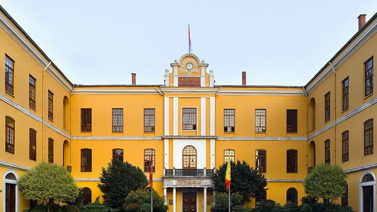 <p>3. Galatasaray Lisesi &ndash; 497,432</p>
<p>Fransızca eğitim veren Galatasaray Lisesi, T&uuml;rkiye'nin k&ouml;kl&uuml; eğitim kurumları arasında bulunuyor.</p>