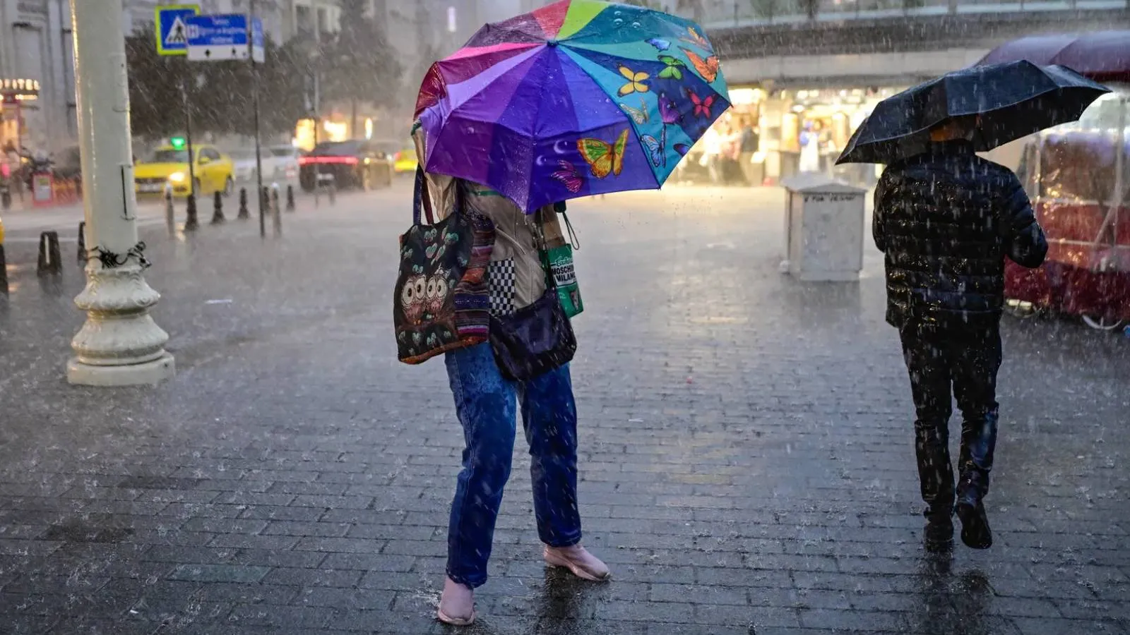 <p>Meteoroloji, Orta ve Doğu Karadeniz kıyıları başta olmak &uuml;zere bazı illerde yerel sağanak ve g&ouml;k g&uuml;r&uuml;lt&uuml;l&uuml; sağanak yağışa karşı uyarıda bulundu. Trakya ve yurdun i&ccedil; kesimlerinde sabah ve gece saatlerinde sis ve pus g&ouml;r&uuml;leceği, hava sıcaklıklarının ise doğu kesimlerde mevsim normalleri civarında, diğer b&ouml;lgelerde normallerin altında seyredeceği tahmin ediliyor.</p>