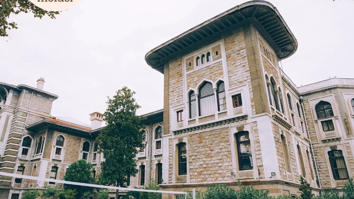 <p>1. İstanbul Erkek Lisesi &ndash; 500,000</p>
<p>1884 yılında kurulan İstanbul Erkek Lisesi, Almanca ağırlıklı eğitimi ve Abitur programıyla &ouml;ne &ccedil;ıkıyor.</p>