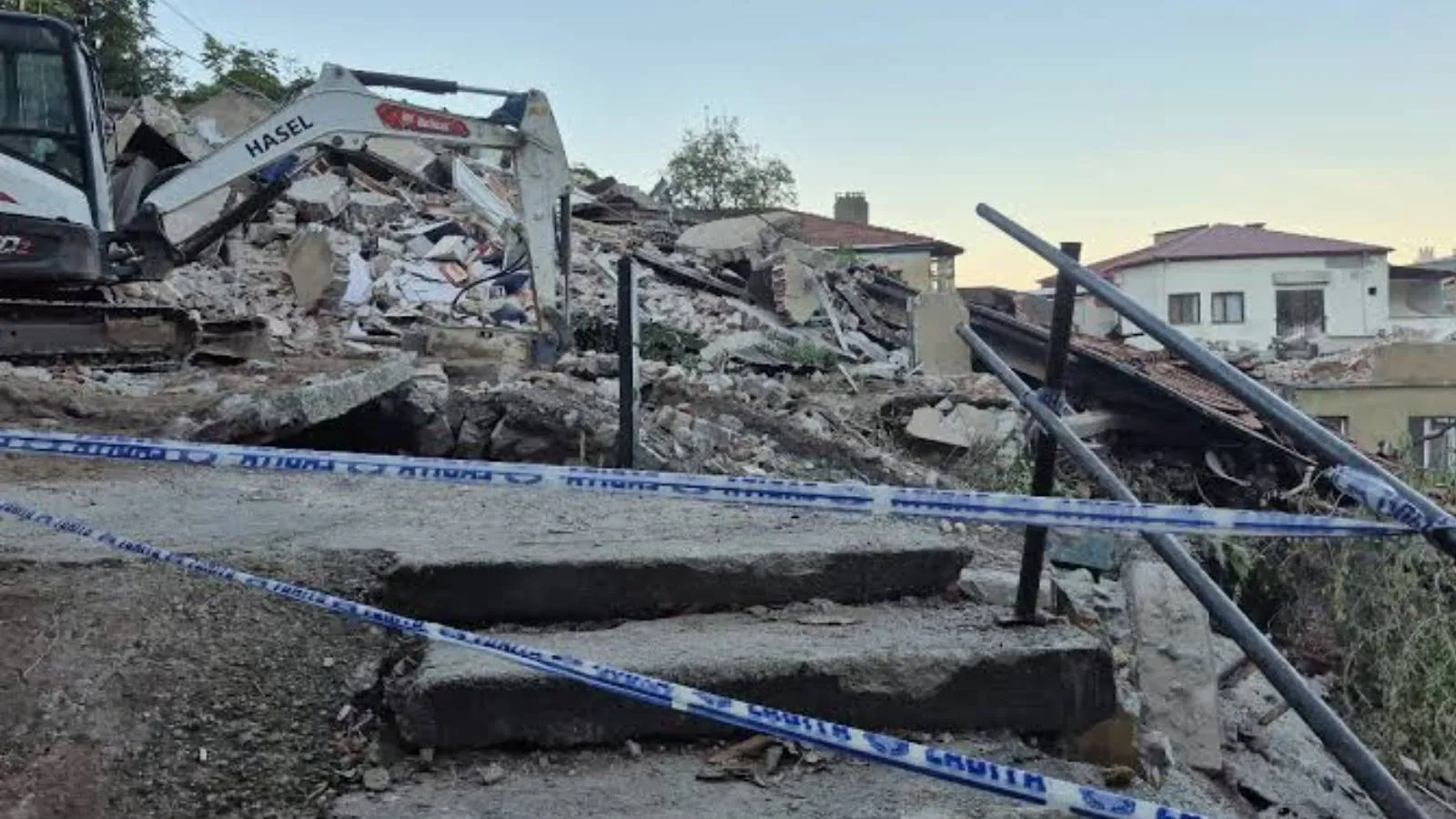 Zonguldak'ta çöken binayla ilgili gözaltına alınan 5 kişiden 3'ü tutuklandı